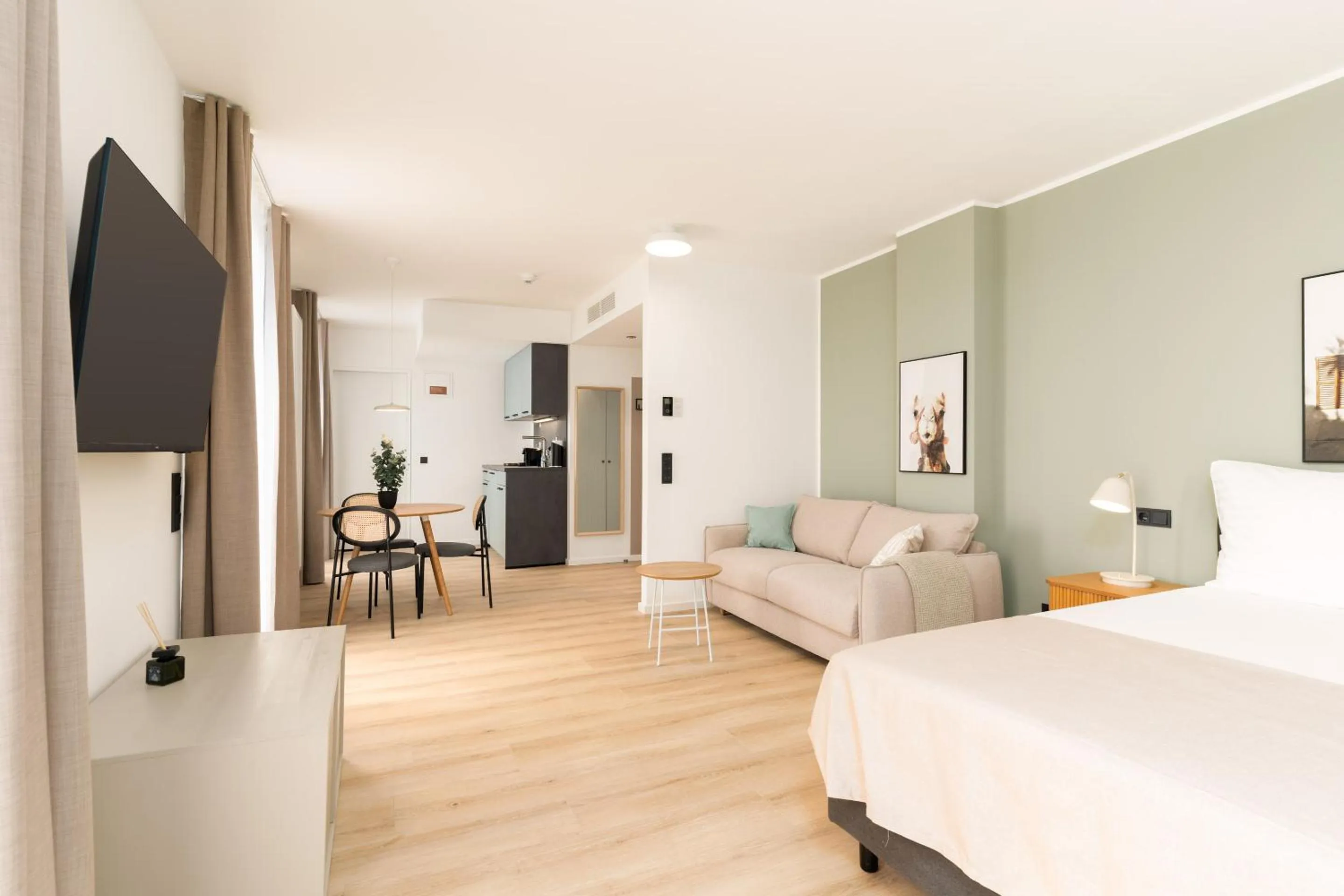 TV and multimedia, Bed in Limehome Vienna Favoritenstr