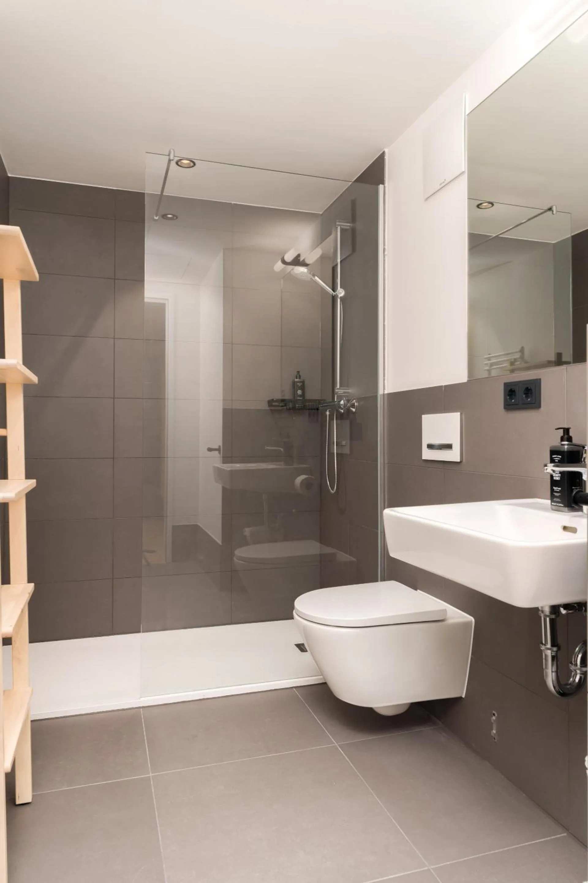 Shower in Limehome Vienna Favoritenstr