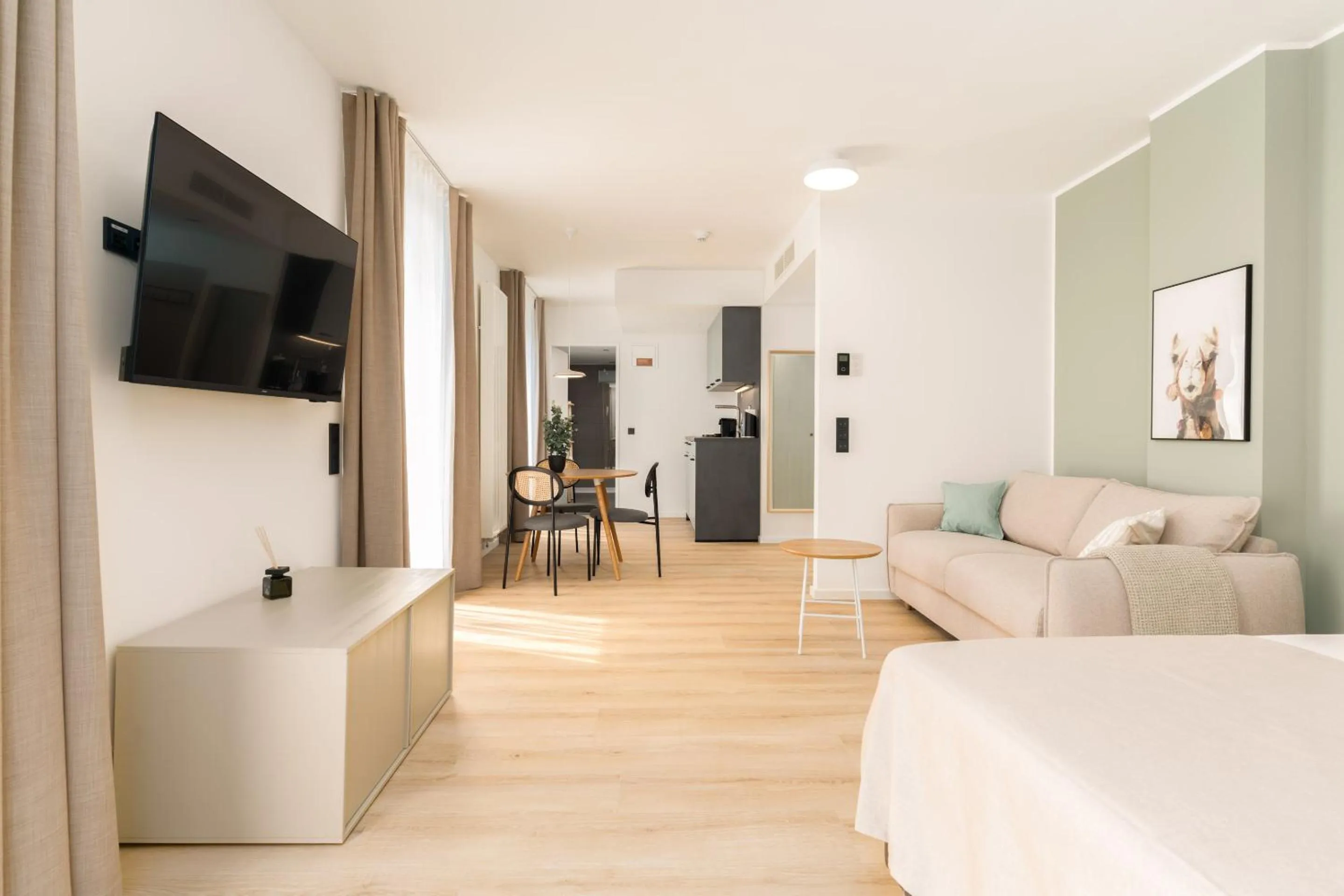 TV and multimedia, Bed in Limehome Vienna Favoritenstr