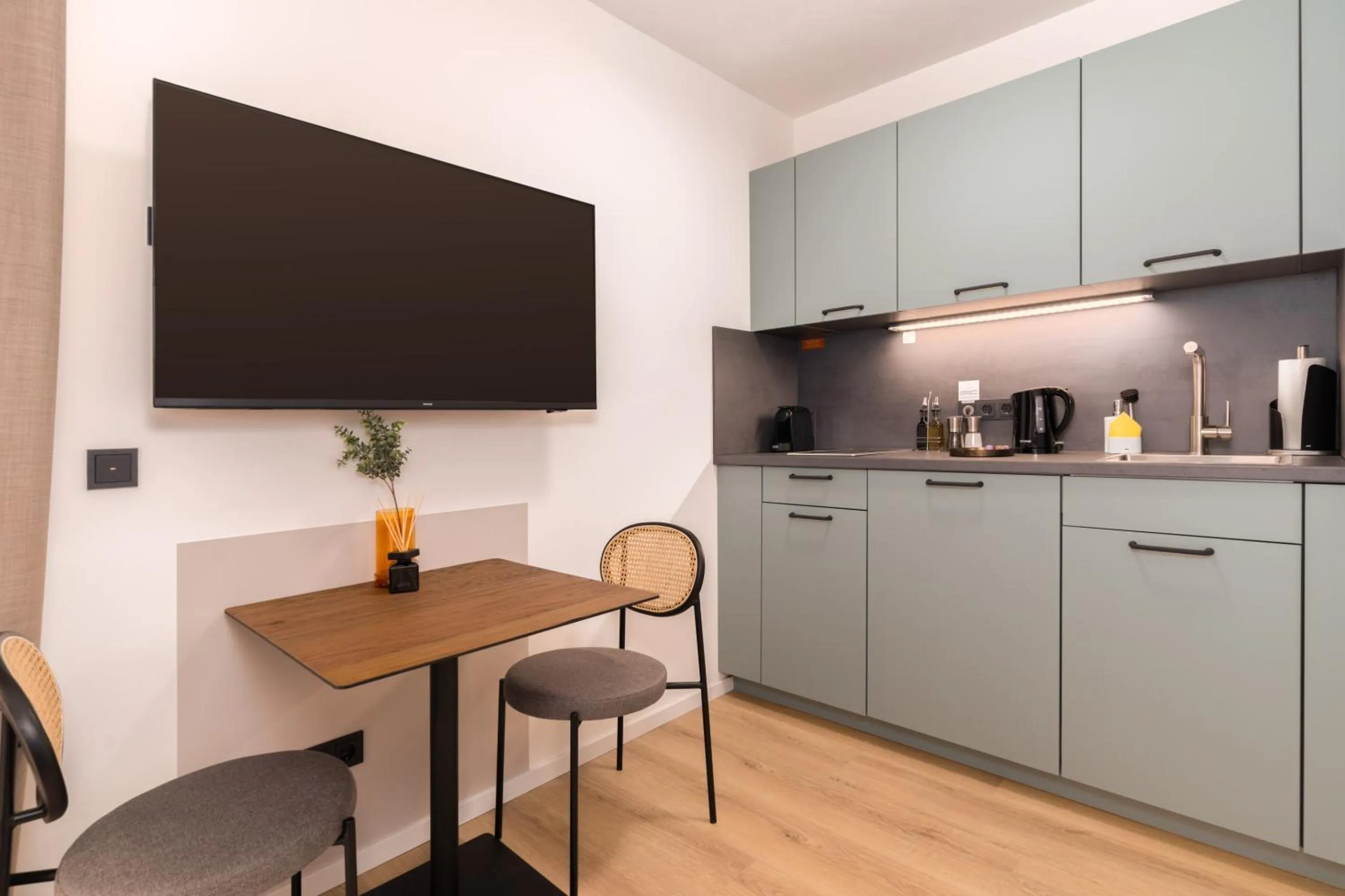 TV and multimedia in Limehome Vienna Favoritenstr