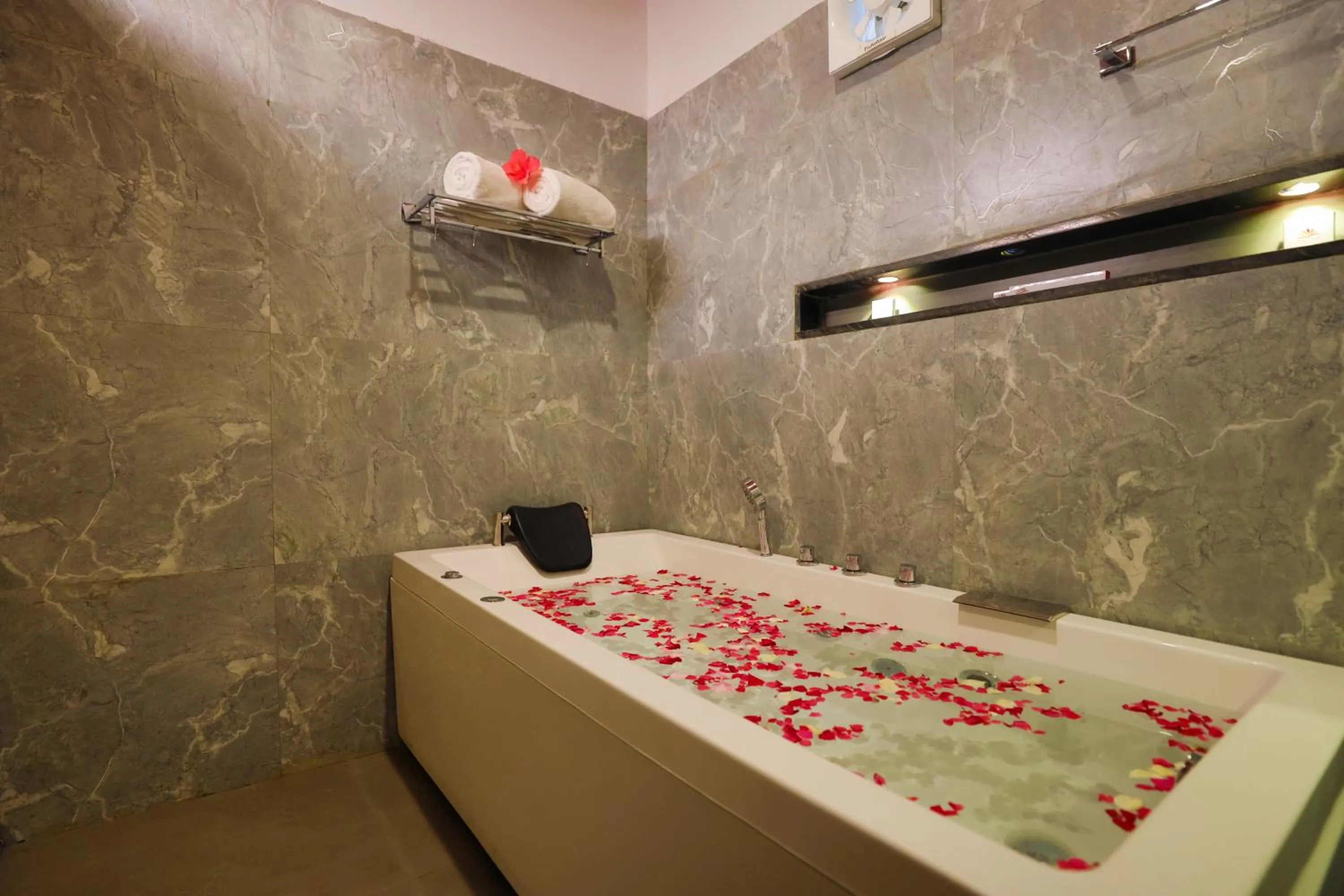 Hot Tub in The Grand Retreat - Chikmagalur