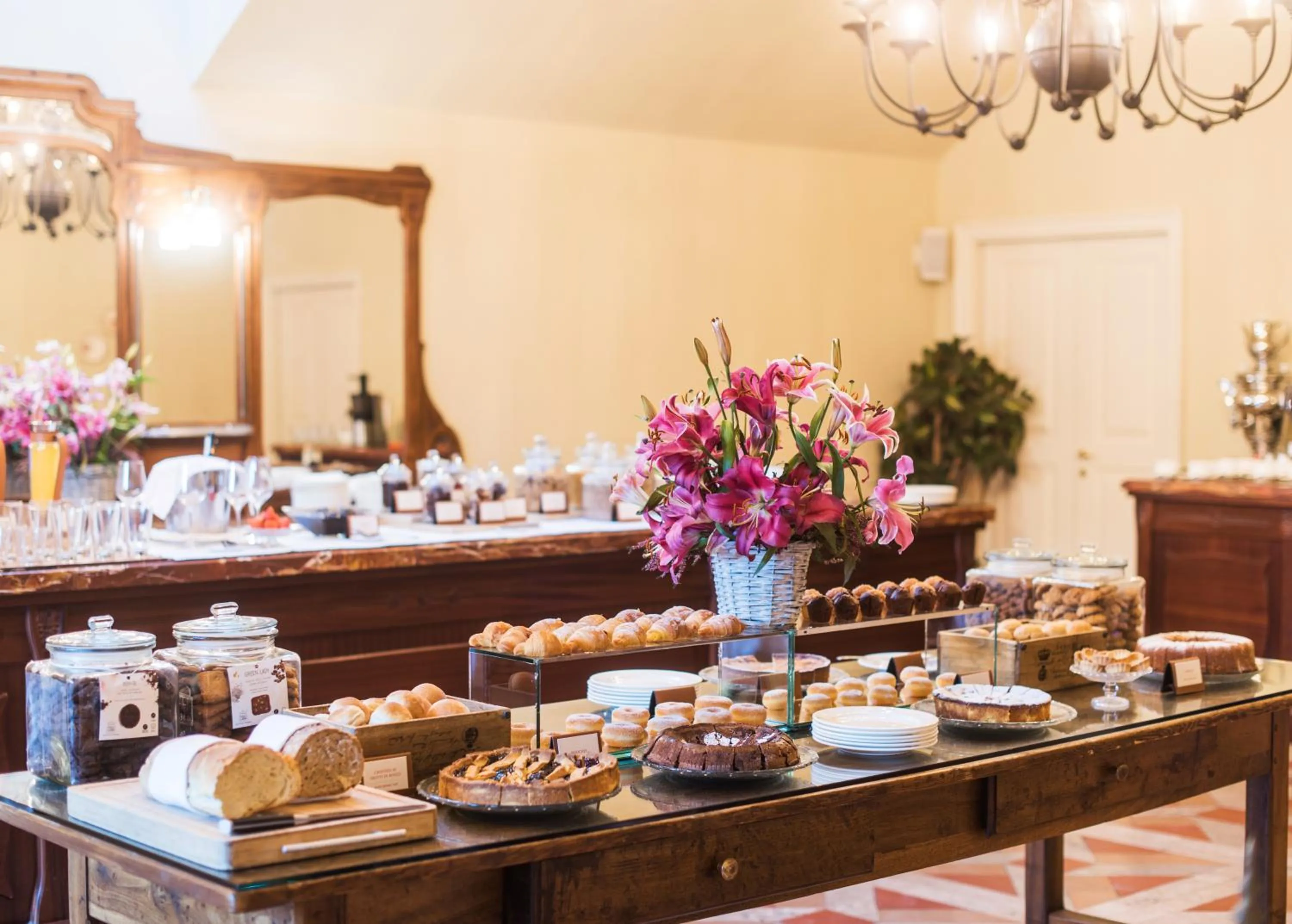 Food and drinks in QC Grand Hotel Roma