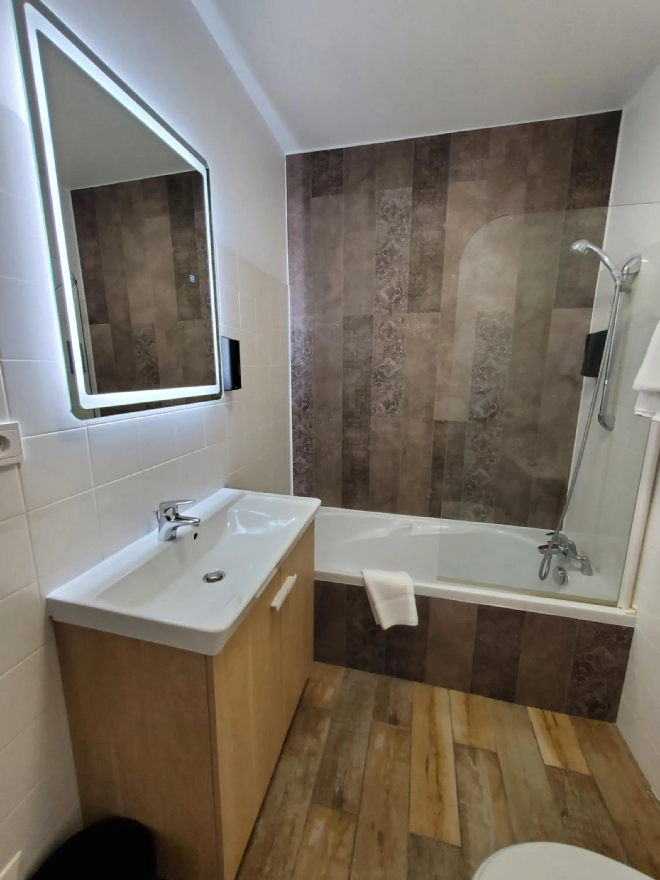 Shower in Hôtel de la Brière et Restaurant Les Krapados