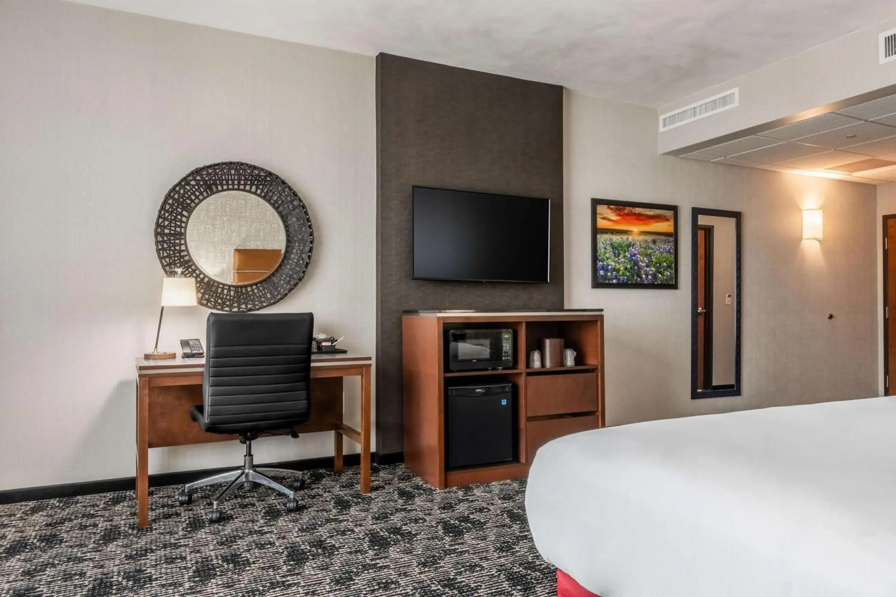 Upper Floor Deluxe King Room - Hearing Accessible, Tub in Drury Plaza Hotel College Station Upper Floor Deluxe King Room - Hearing Accessible, Tub in Drury Plaza Hotel College Station