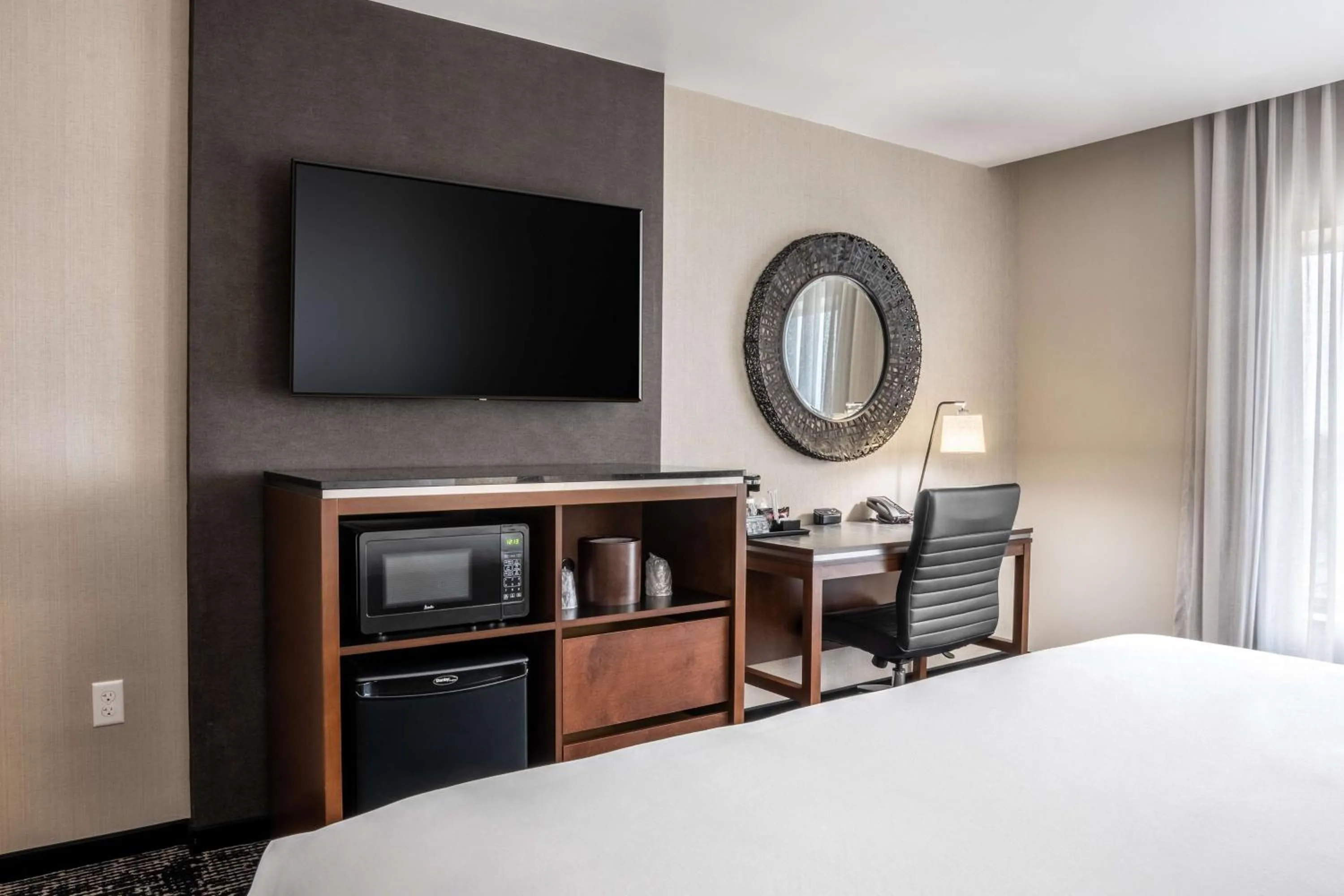 Bedroom, Bed in Drury Plaza Hotel College Station