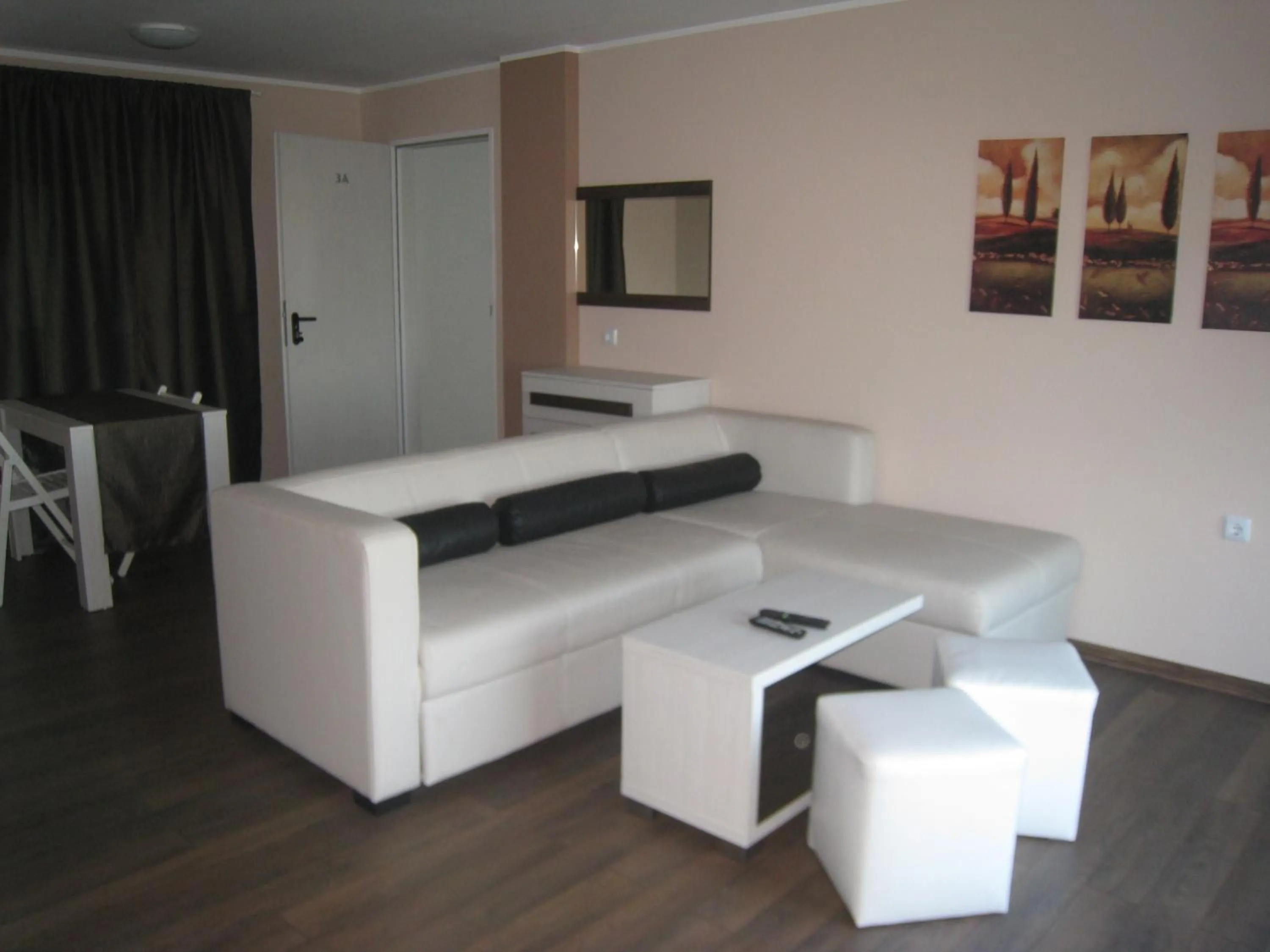 Living room, Bed in Milano Hotel