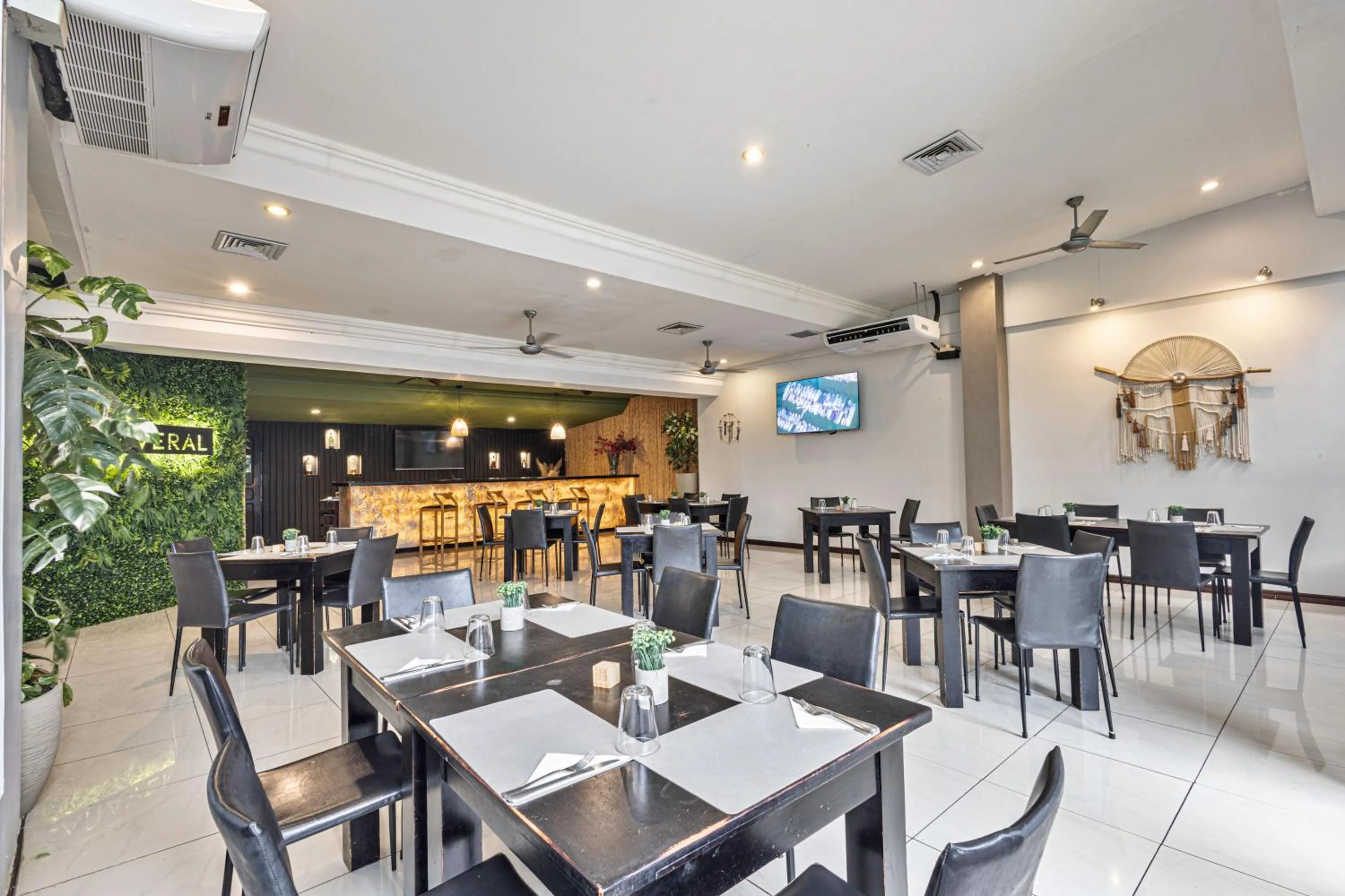 Restaurant/places to eat in Hotel Caña Brava Inn