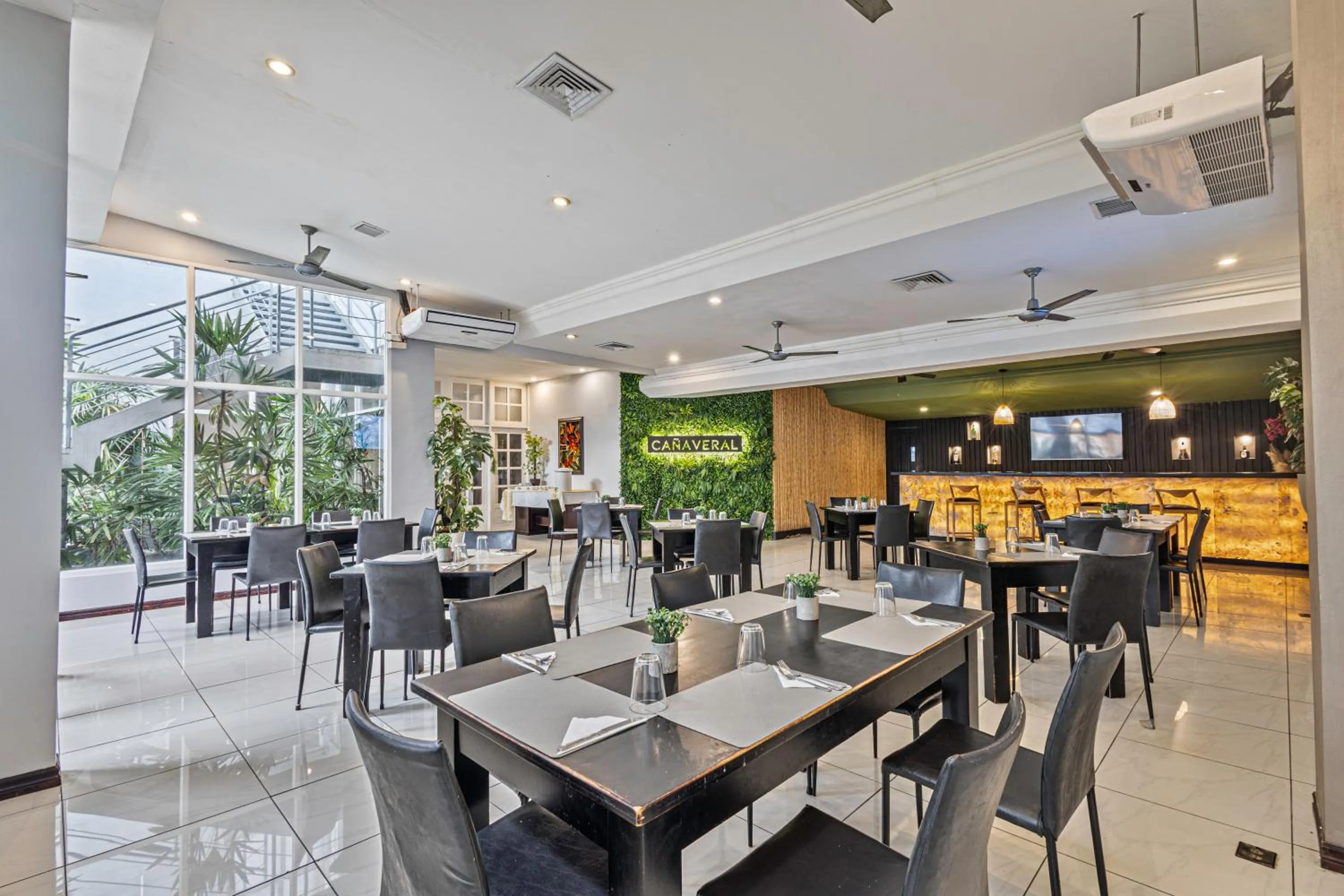 Restaurant/places to eat in Hotel Caña Brava Inn
