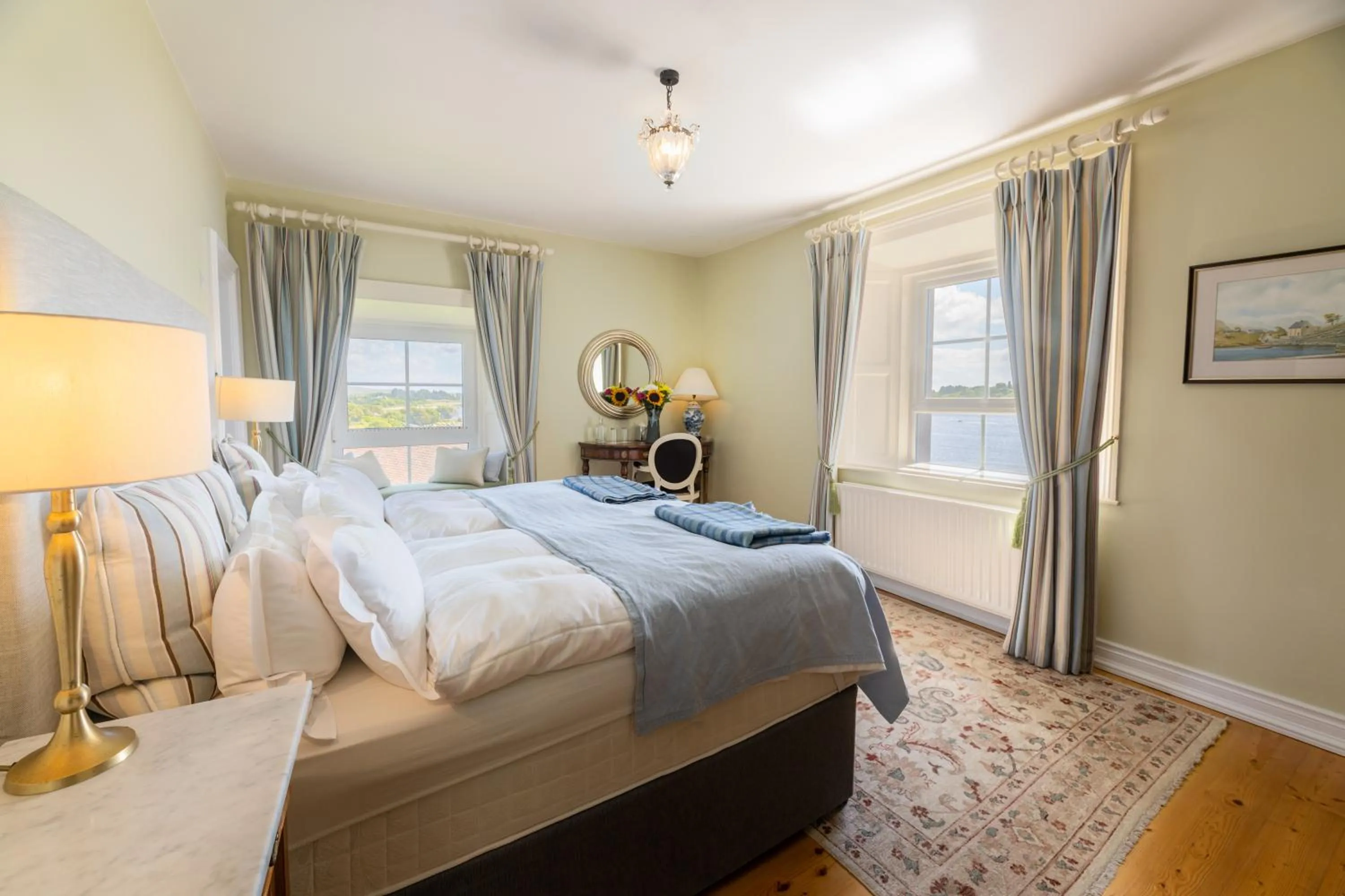 Photo of the whole room, Bed in Screebe House