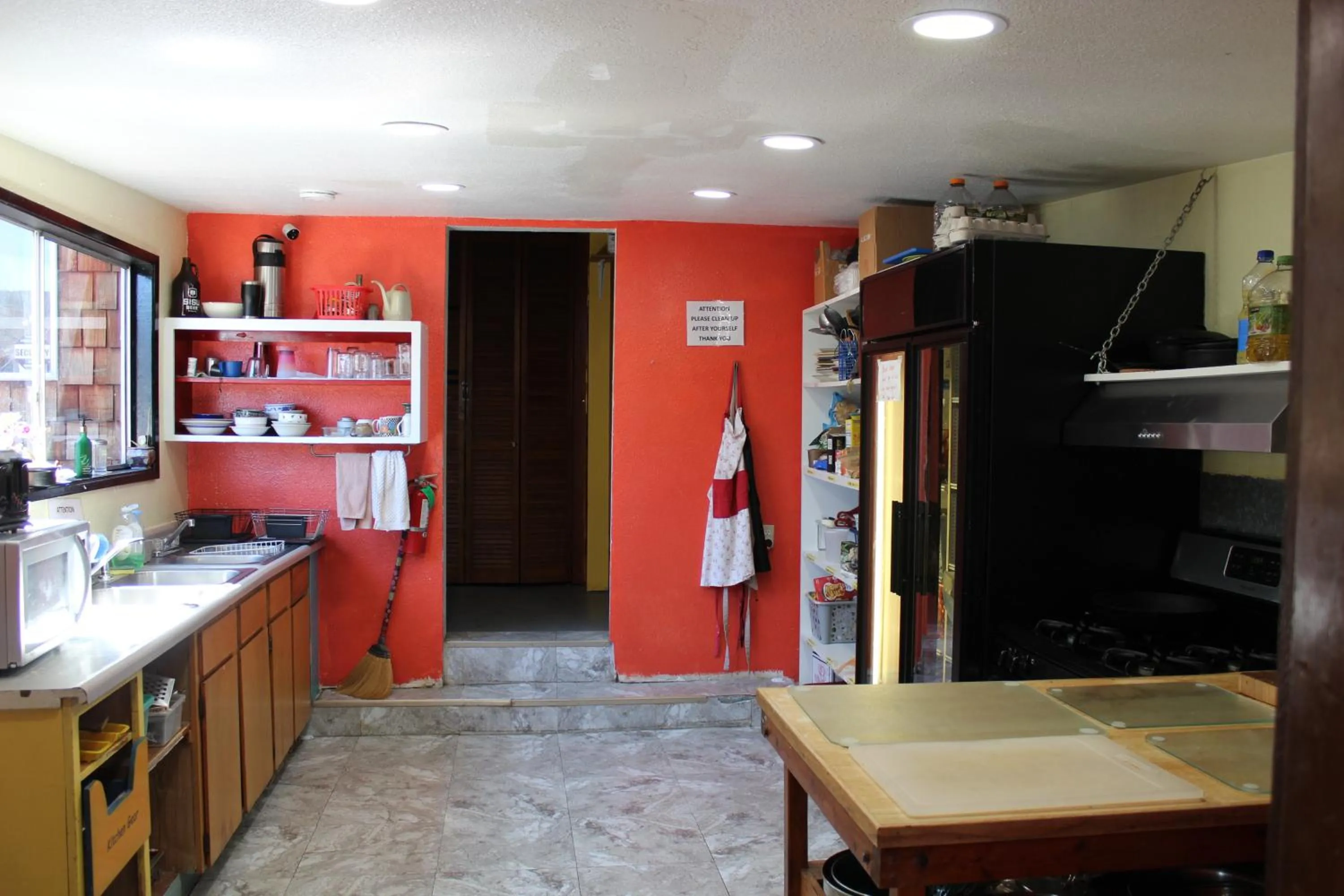 Kitchen or kitchenette in Seaside International Hostel