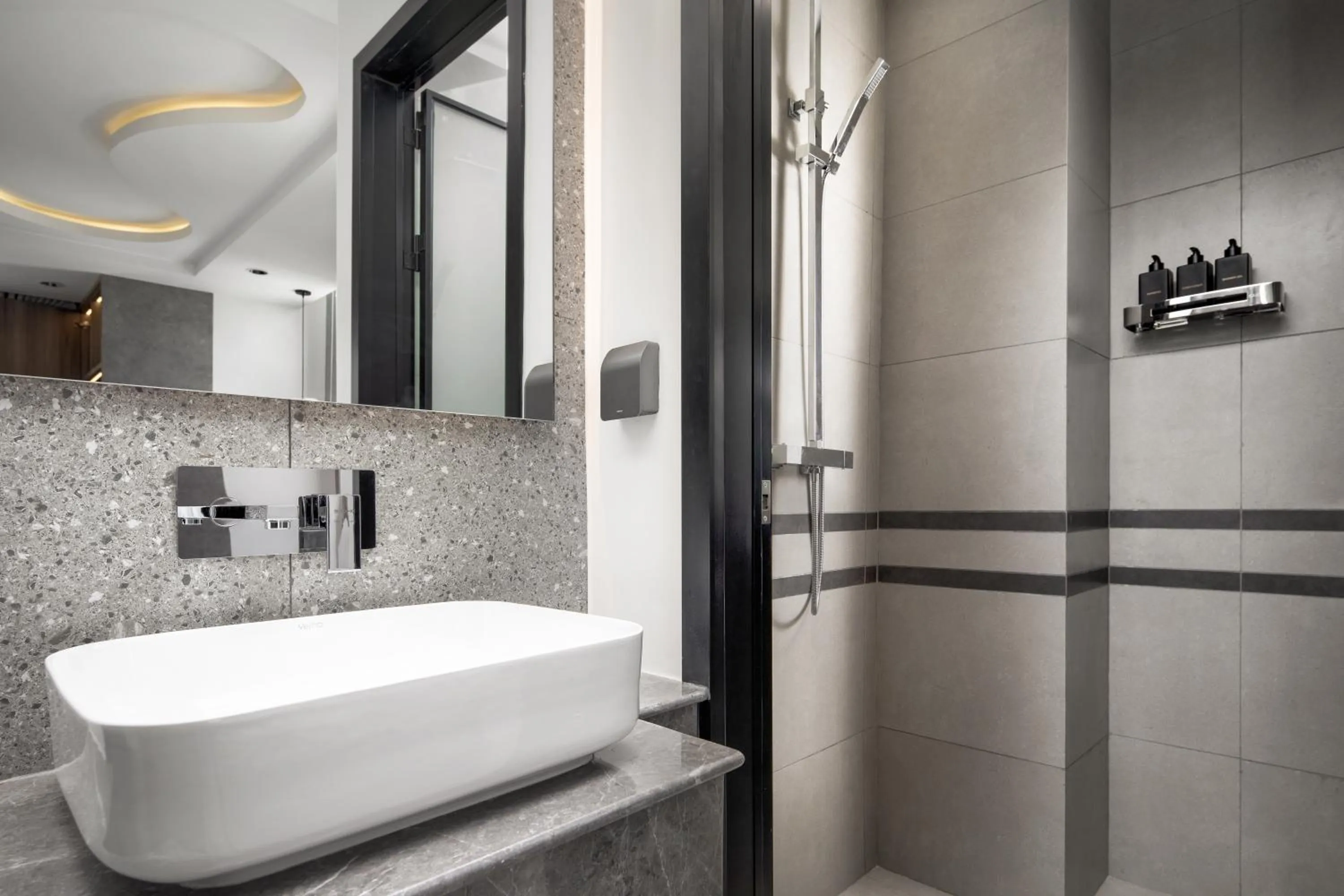 Shower in Chaiya Palace Hotel