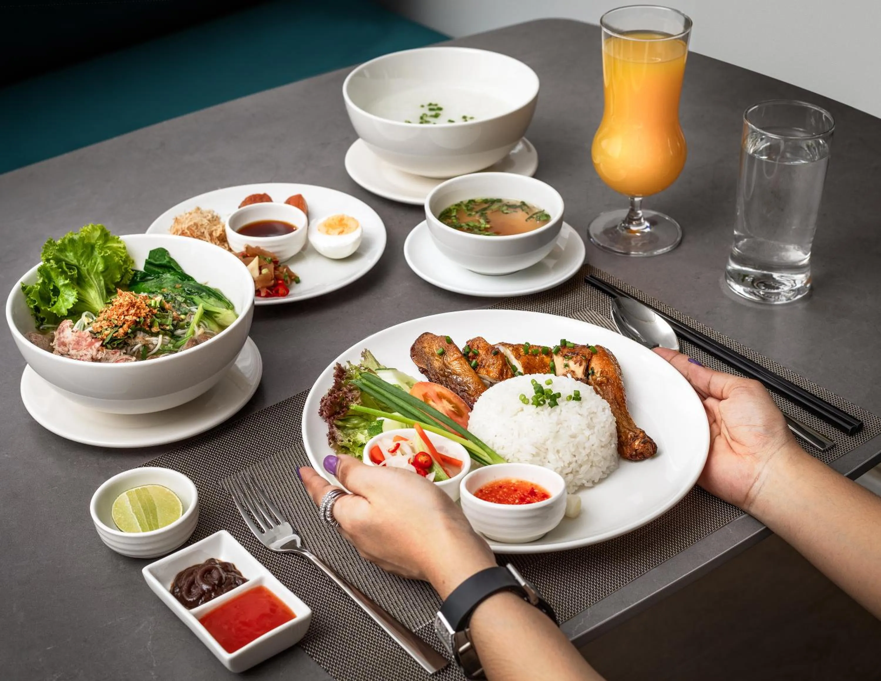 Restaurant/places to eat in Chaiya Palace Hotel