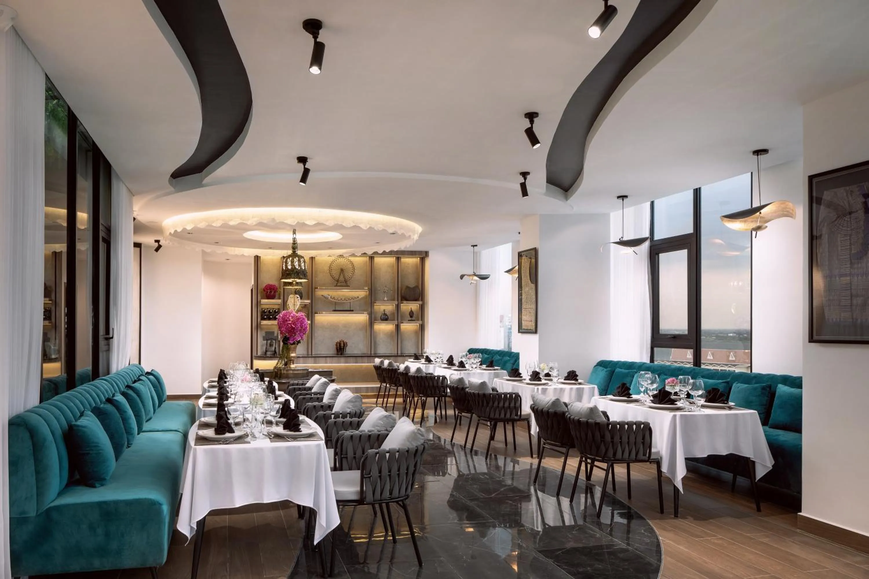 Restaurant/places to eat in Chaiya Palace Hotel