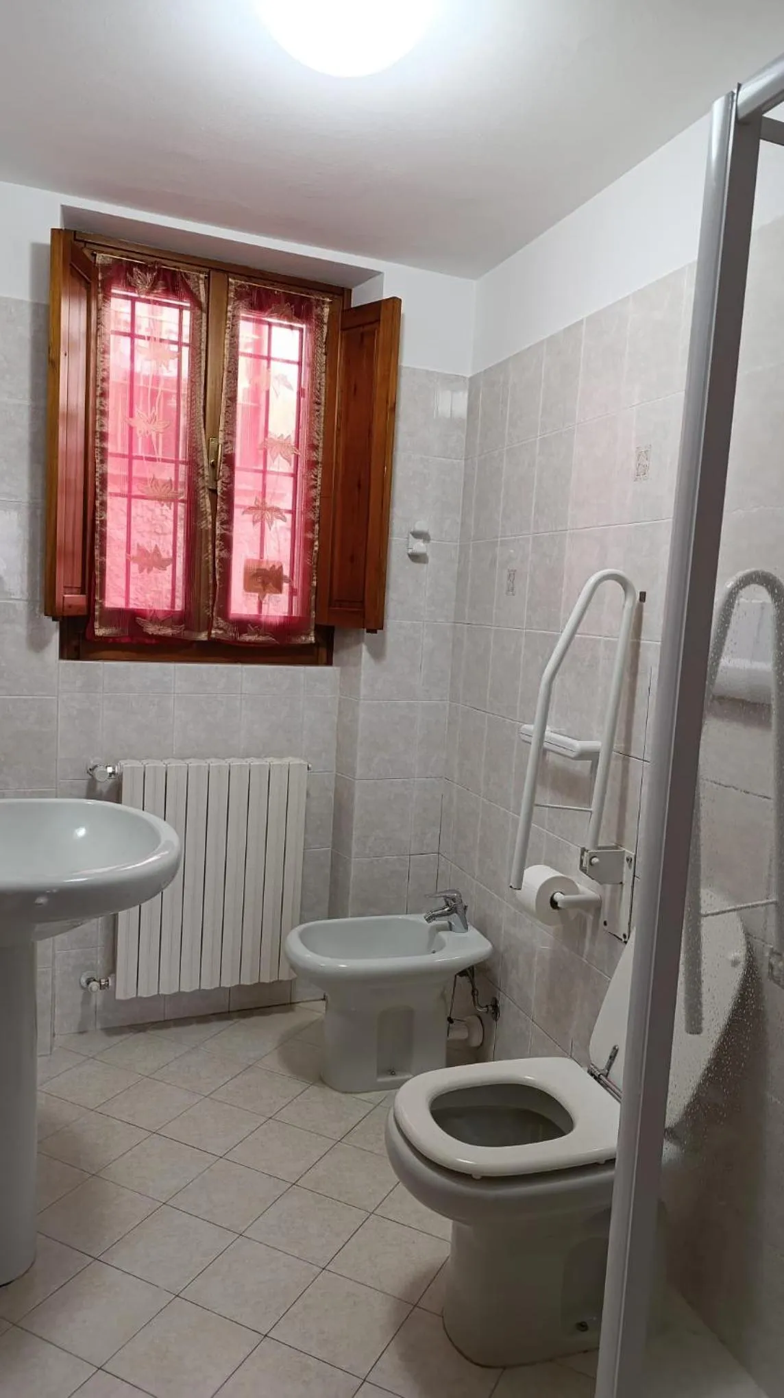 Shower in ALBERGO DIFFUSO ORNICA NEL CUORE