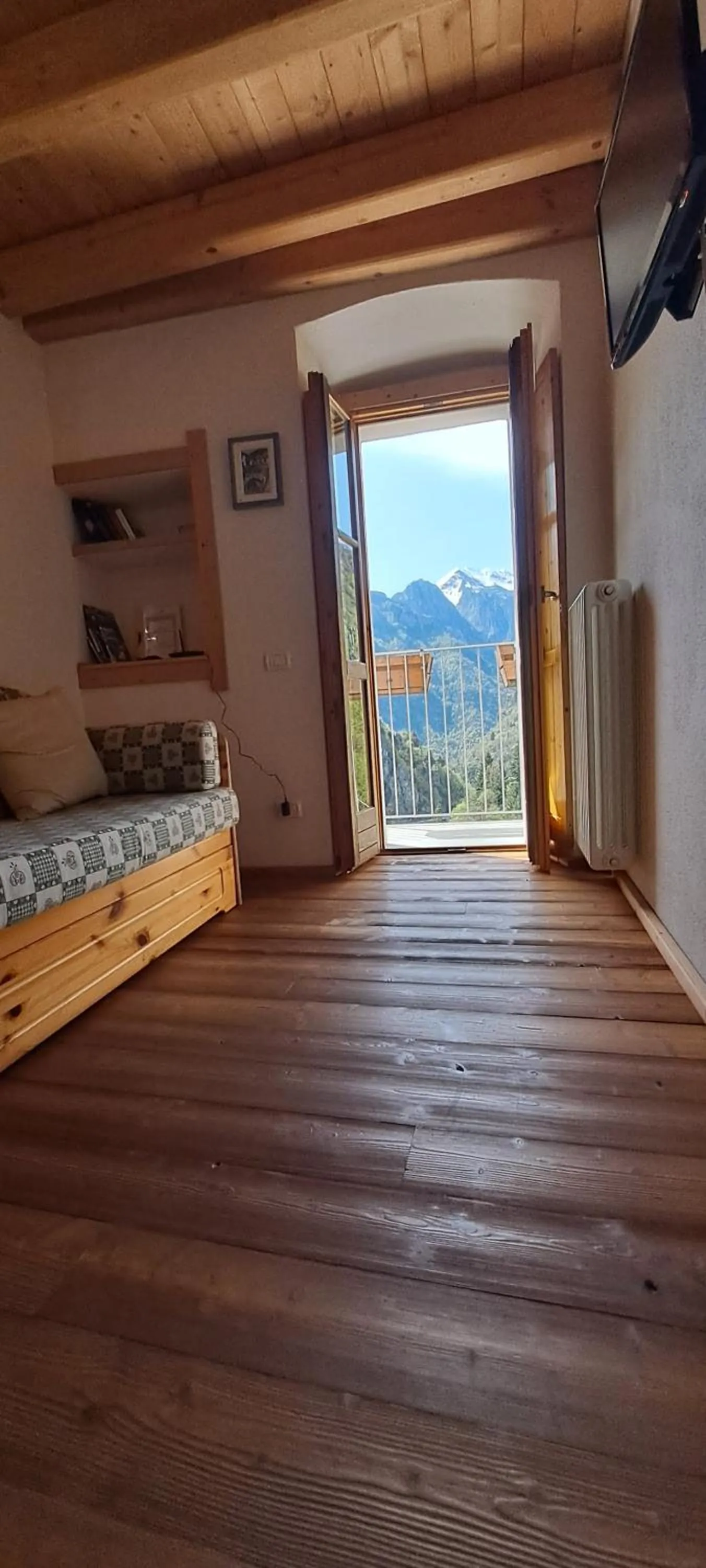 Mountain view, Bed in ALBERGO DIFFUSO ORNICA NEL CUORE