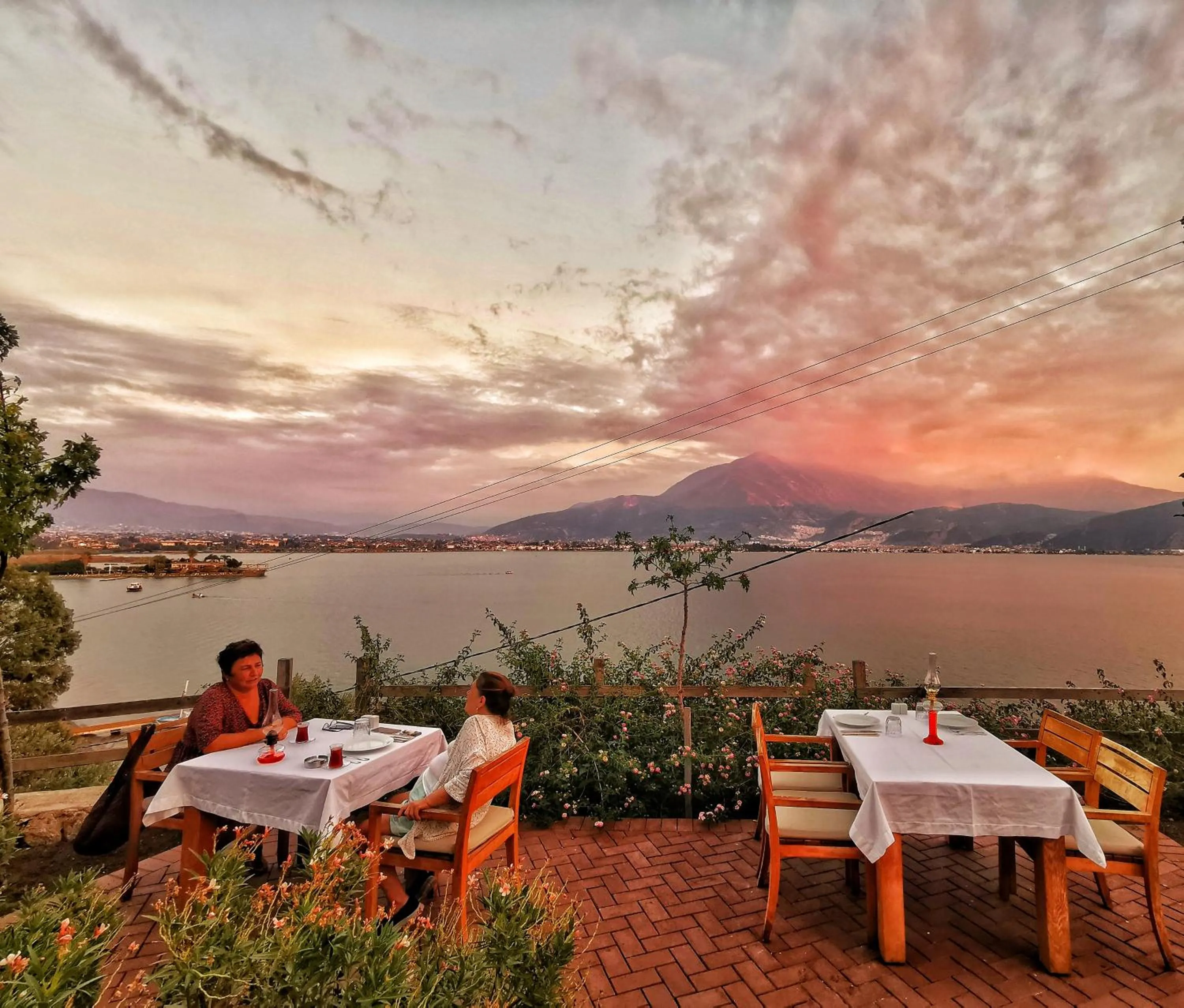 Restaurant/places to eat in Ece Hotel Sovalye Island