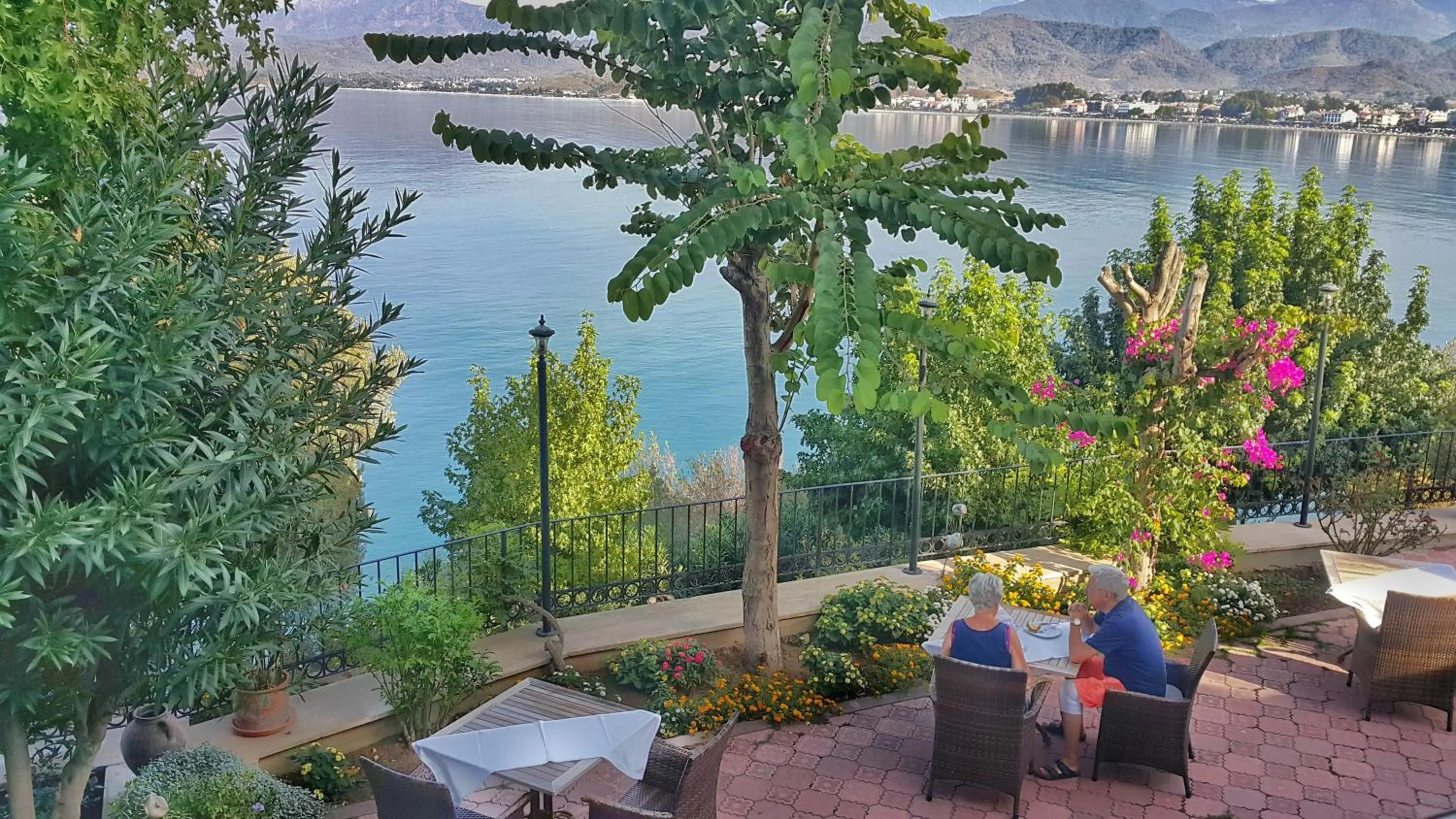 Restaurant/places to eat in Ece Hotel Sovalye Island