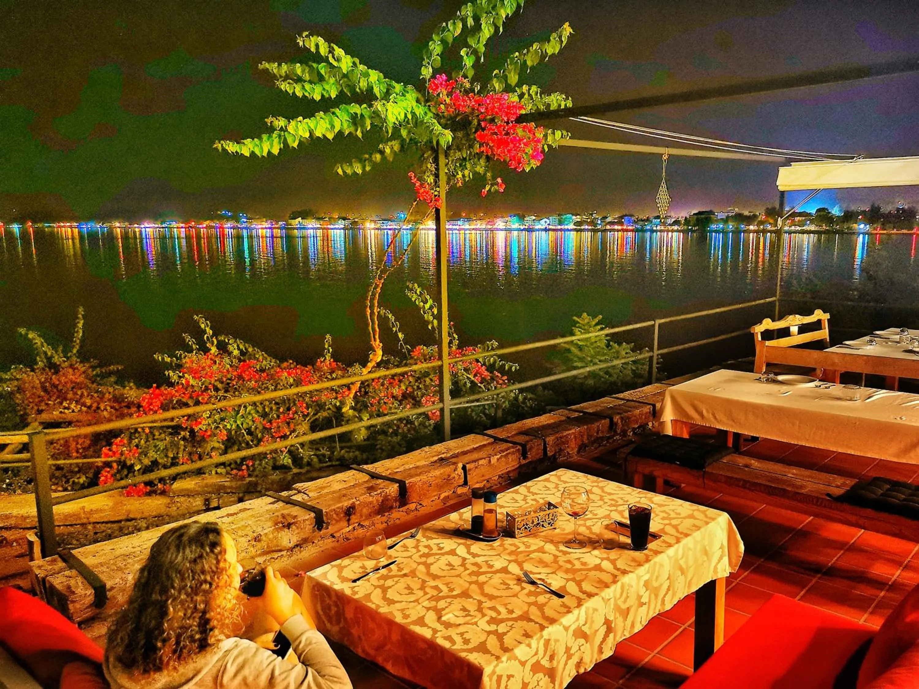 Restaurant/places to eat in Ece Hotel Sovalye Island