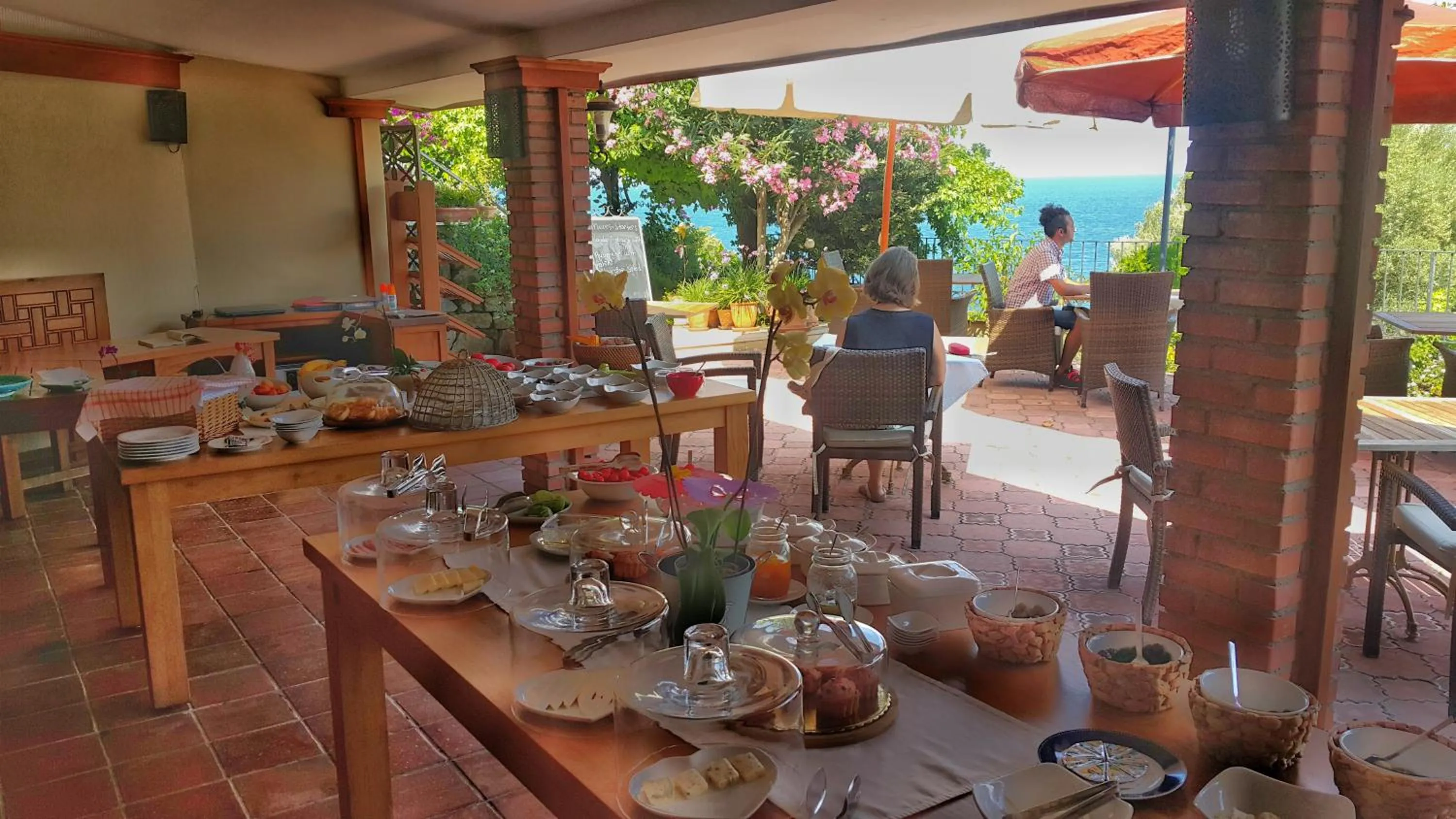 Restaurant/places to eat in Ece Hotel Sovalye Island