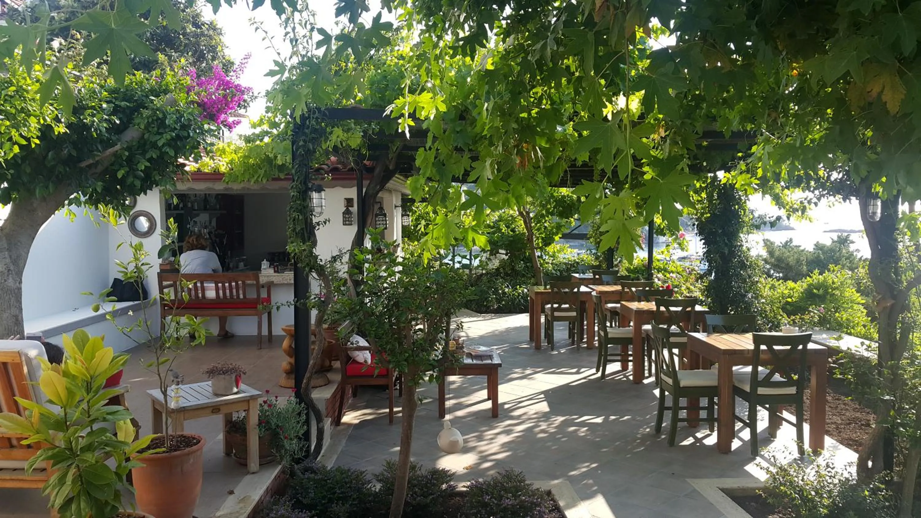 Restaurant/places to eat in Ece Hotel Sovalye Island