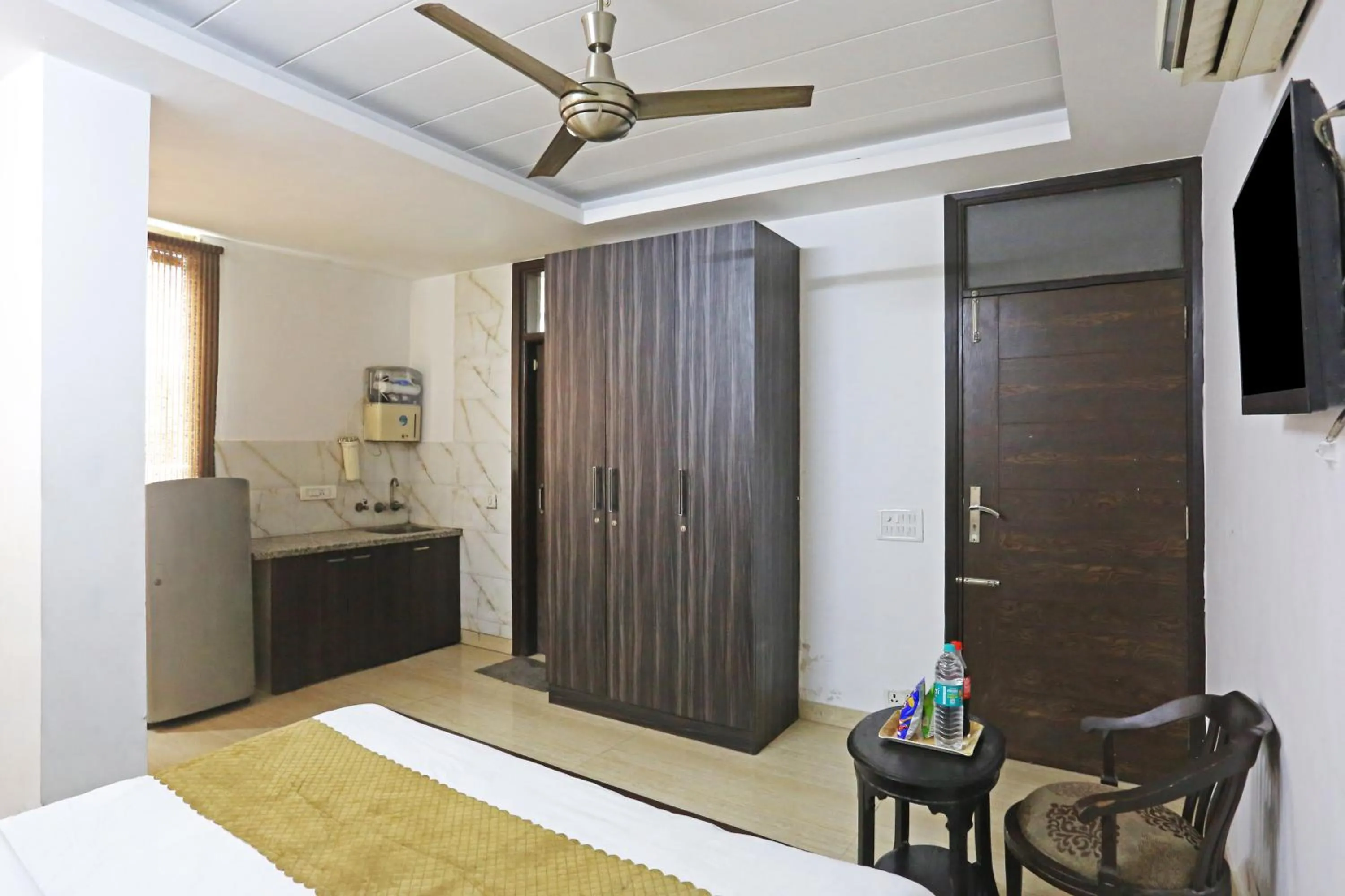 Communal lounge/ TV room, Bed in Mauryan Elite Hotel Lajpat Nager