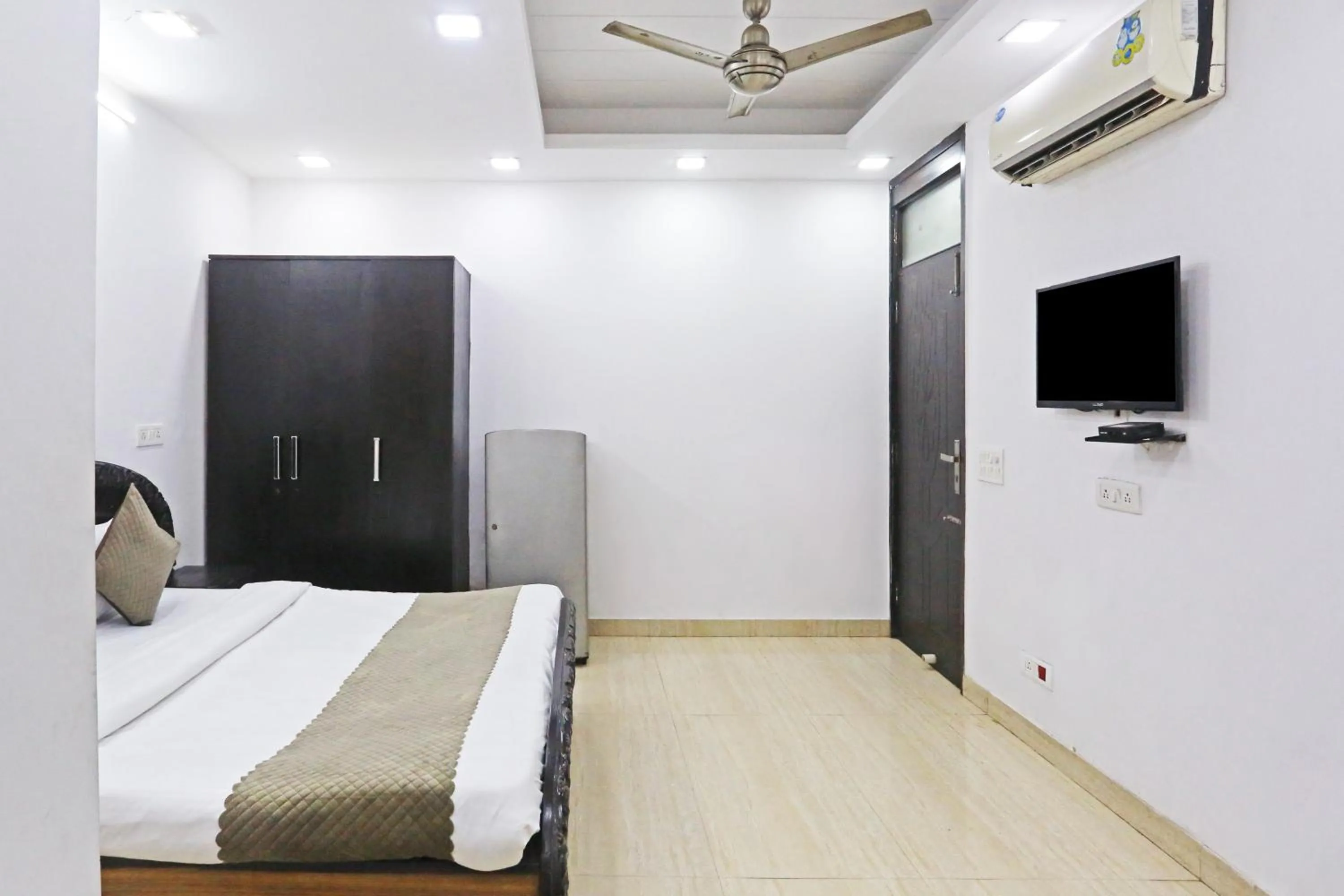 Communal lounge/ TV room, Bed in Mauryan Elite Hotel Lajpat Nager
