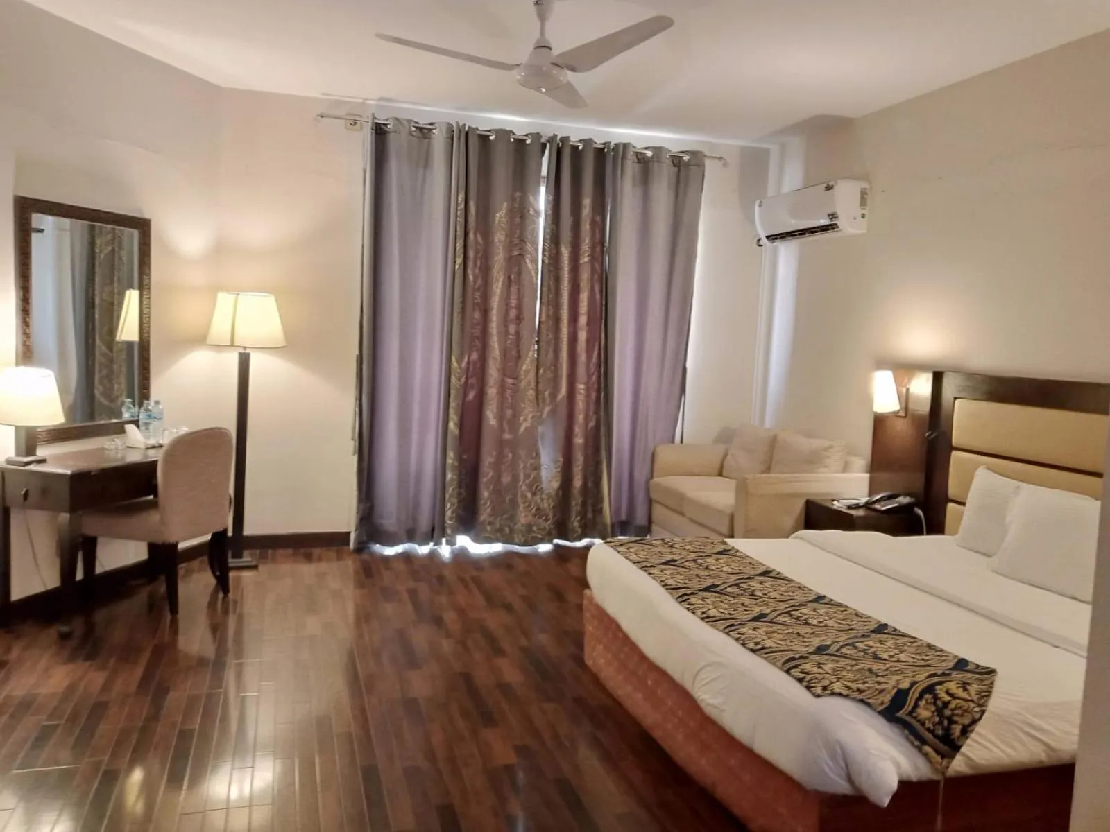 Bedroom, Bed in Hunza Darbar Hotel