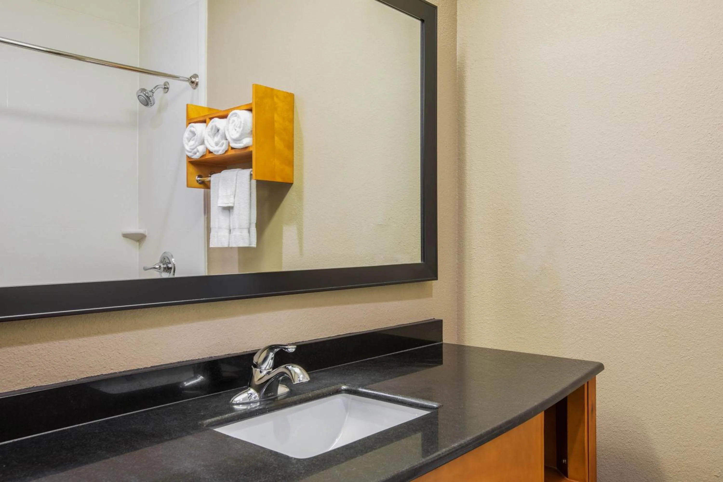 Bathroom in La Quinta by Wyndham Little Rock - West