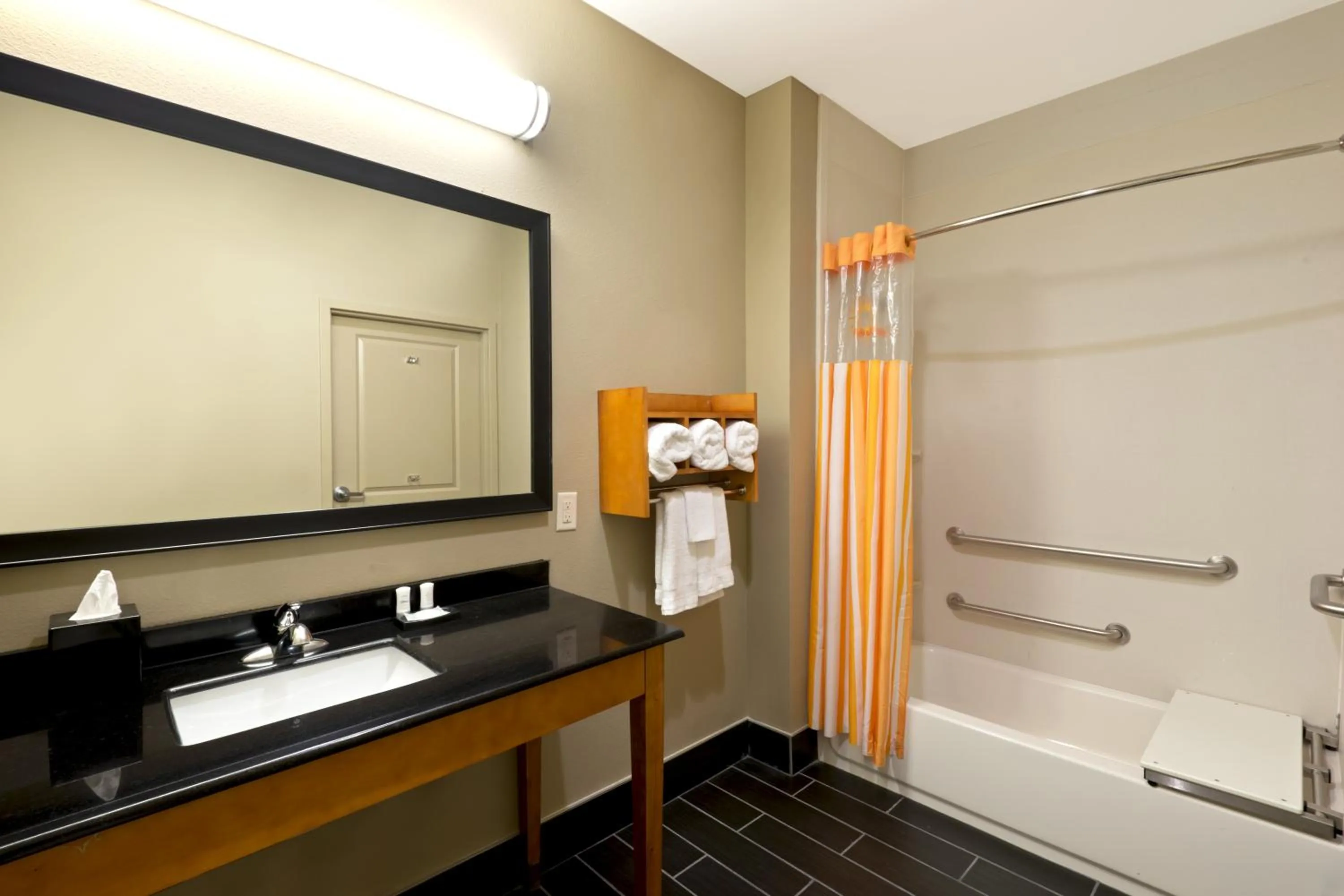 Bathroom in La Quinta by Wyndham Little Rock - West
