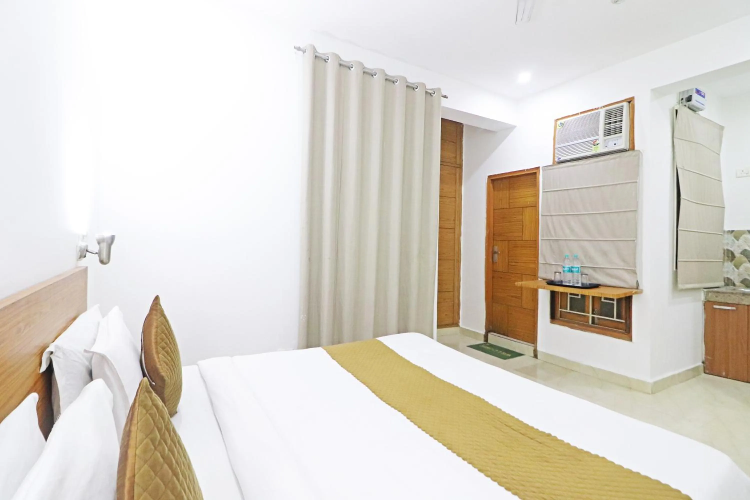 TV and multimedia, Bed in Mauryan Elite Hotel Chhatarpur Metro Station