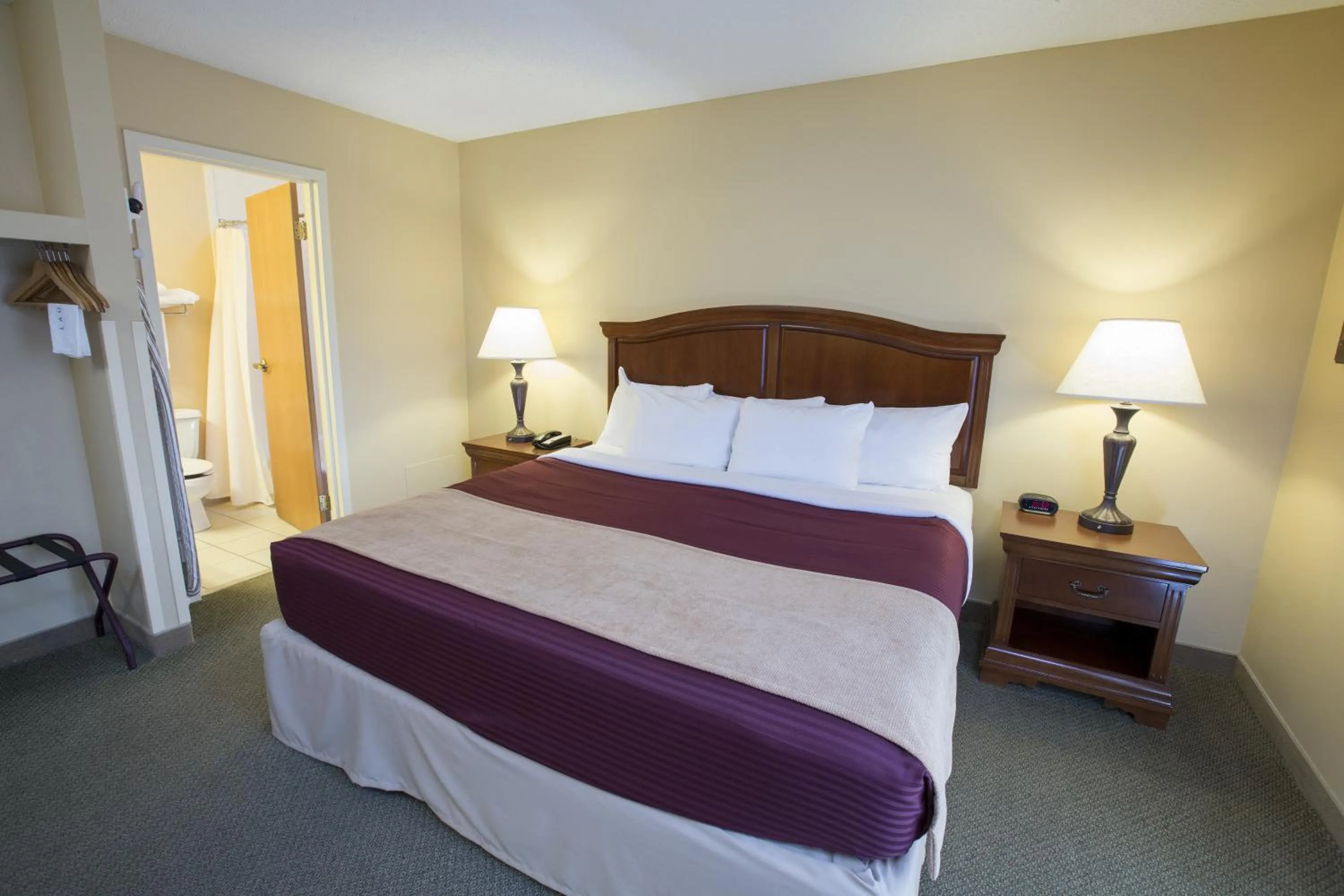 Bedroom, Bed in Swan Lake Resort