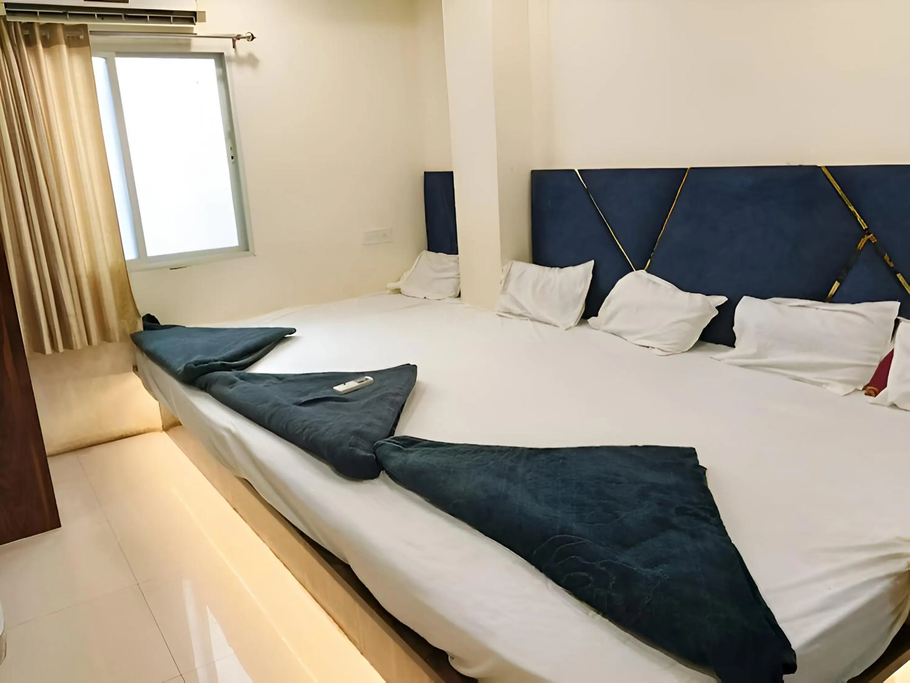 Bedroom, Bed in Hotel Aagman Palace - Near Mahakal Temple