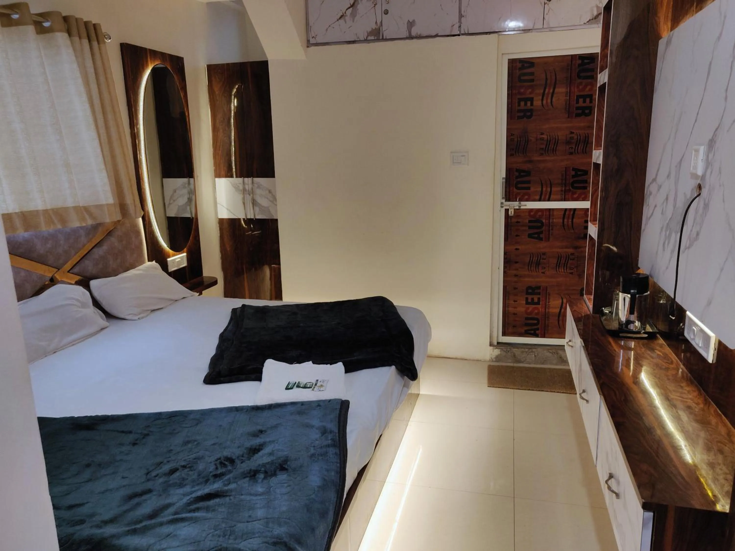 Bedroom, Bed in Hotel Aagman Palace - Near Mahakal Temple