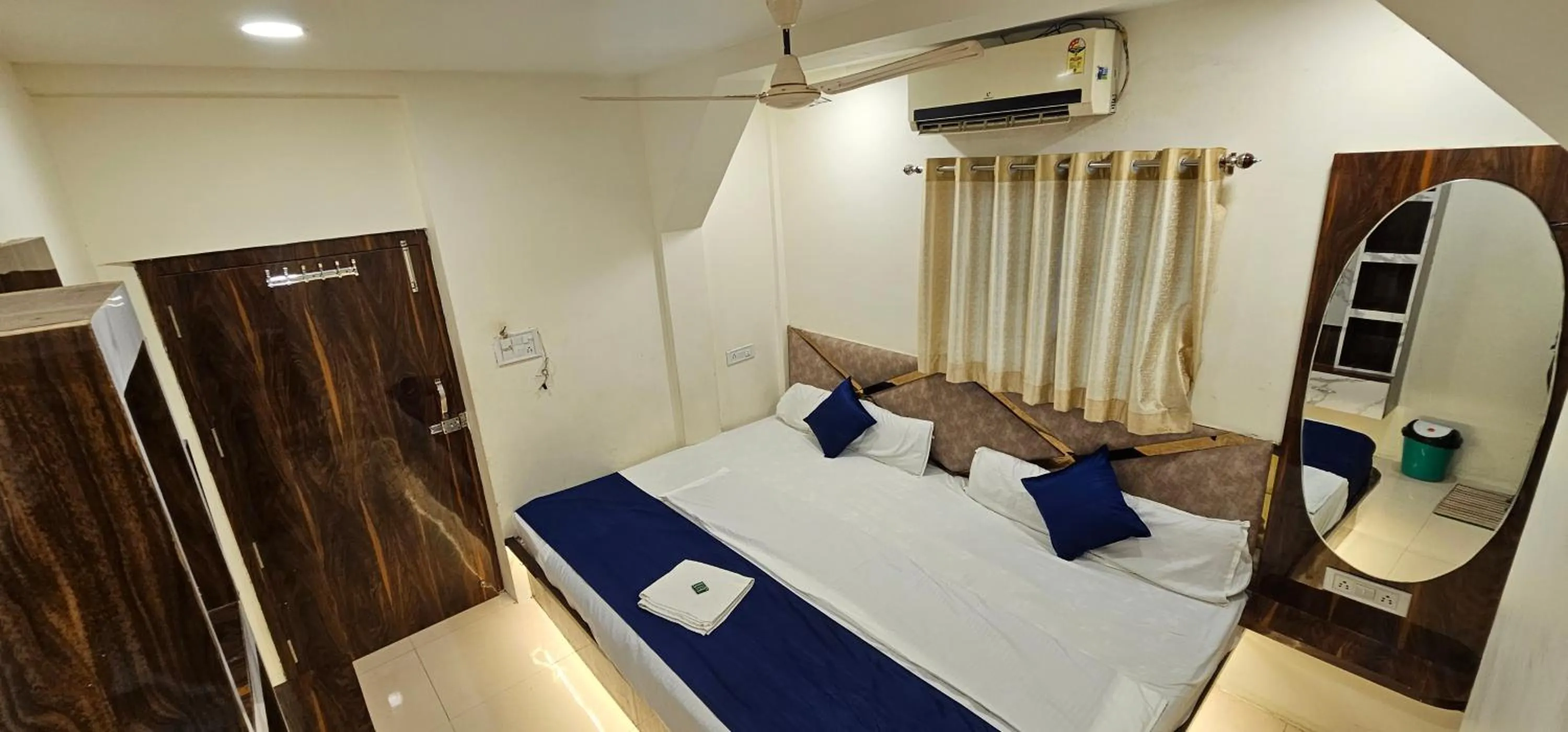 Bedroom, Bed in Hotel Aagman Palace - Near Mahakal Temple