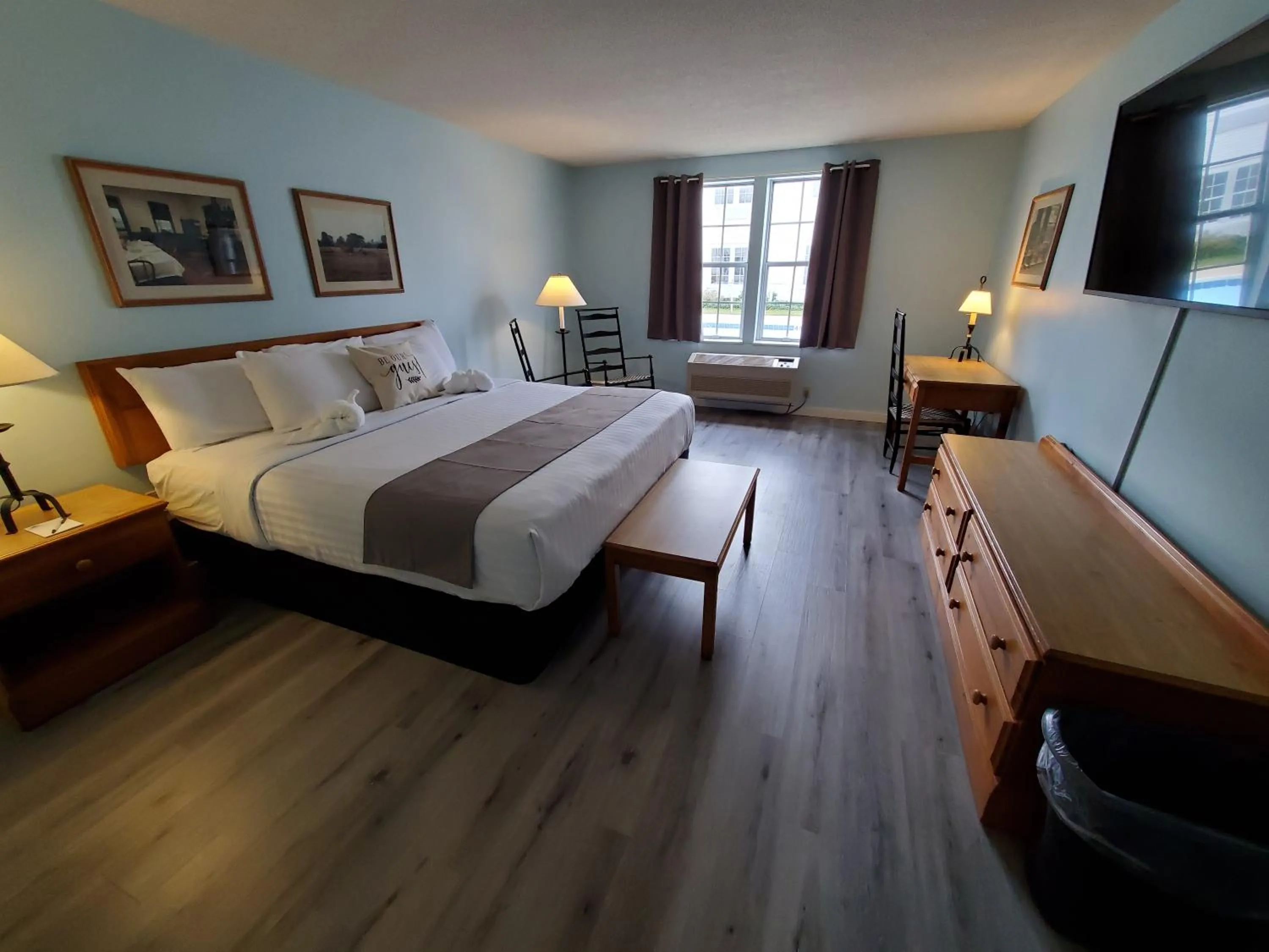 Photo of the whole room, Bed in Amish Inn