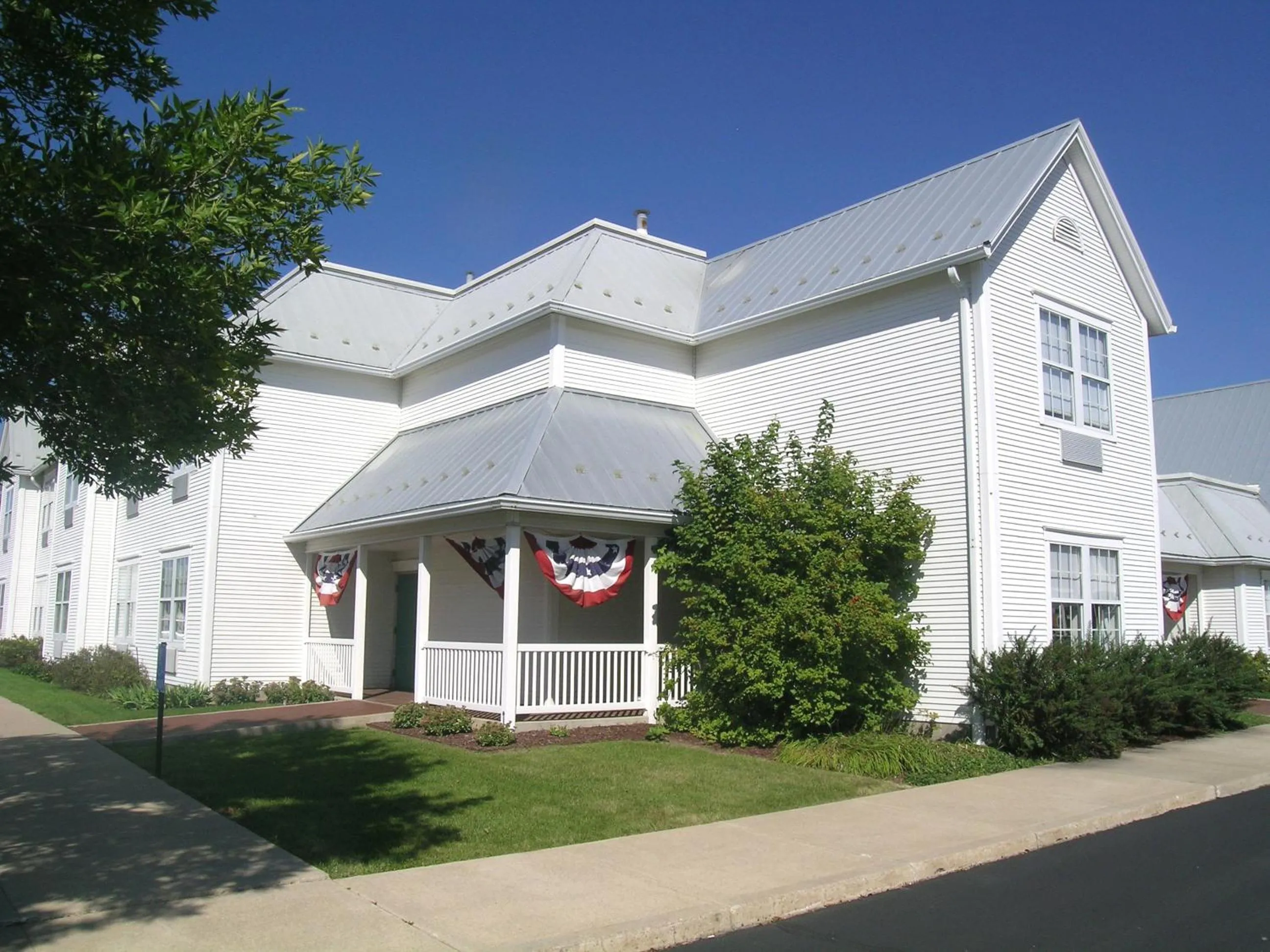 Facade/entrance in Amish Inn