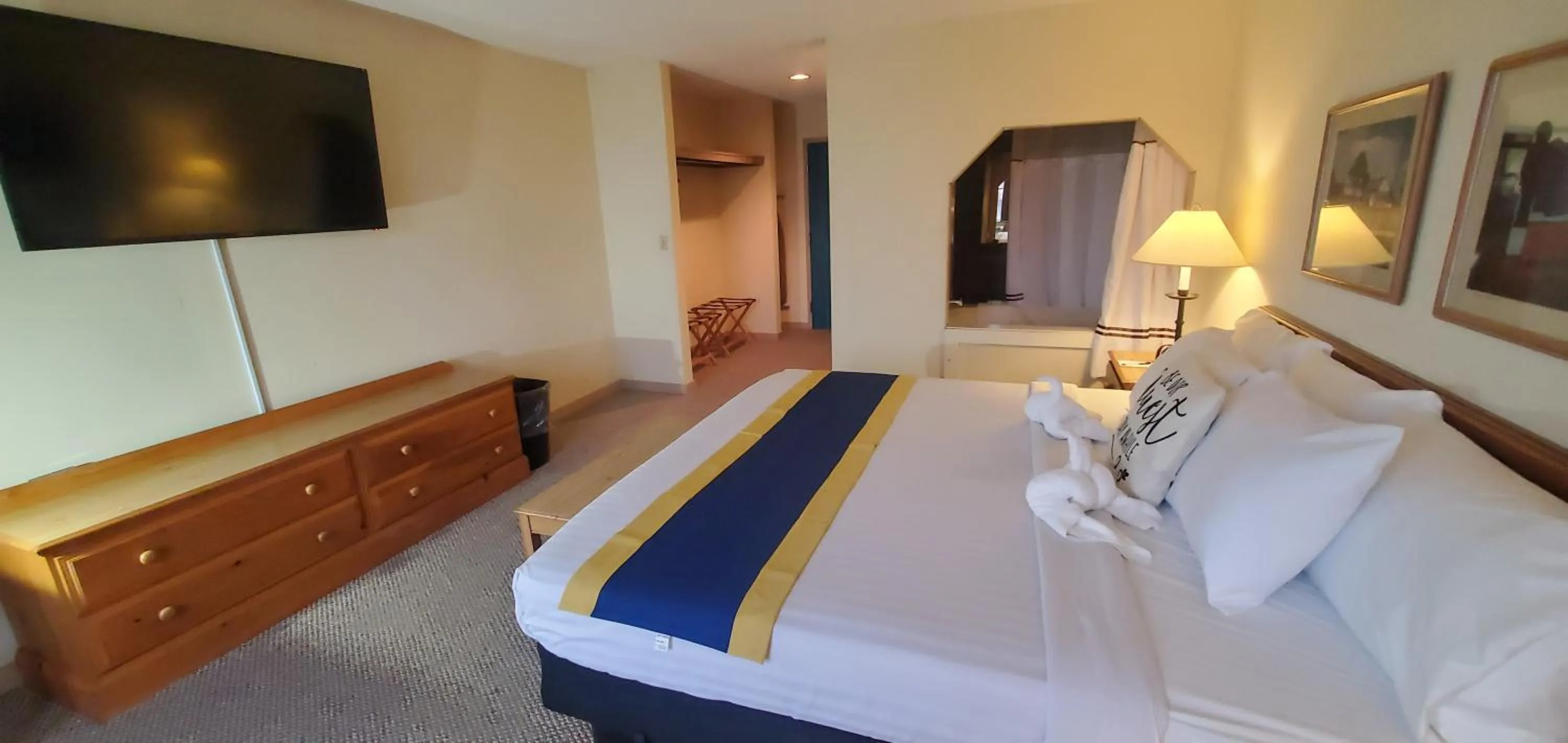 Hot Tub, Bed in Amish Inn