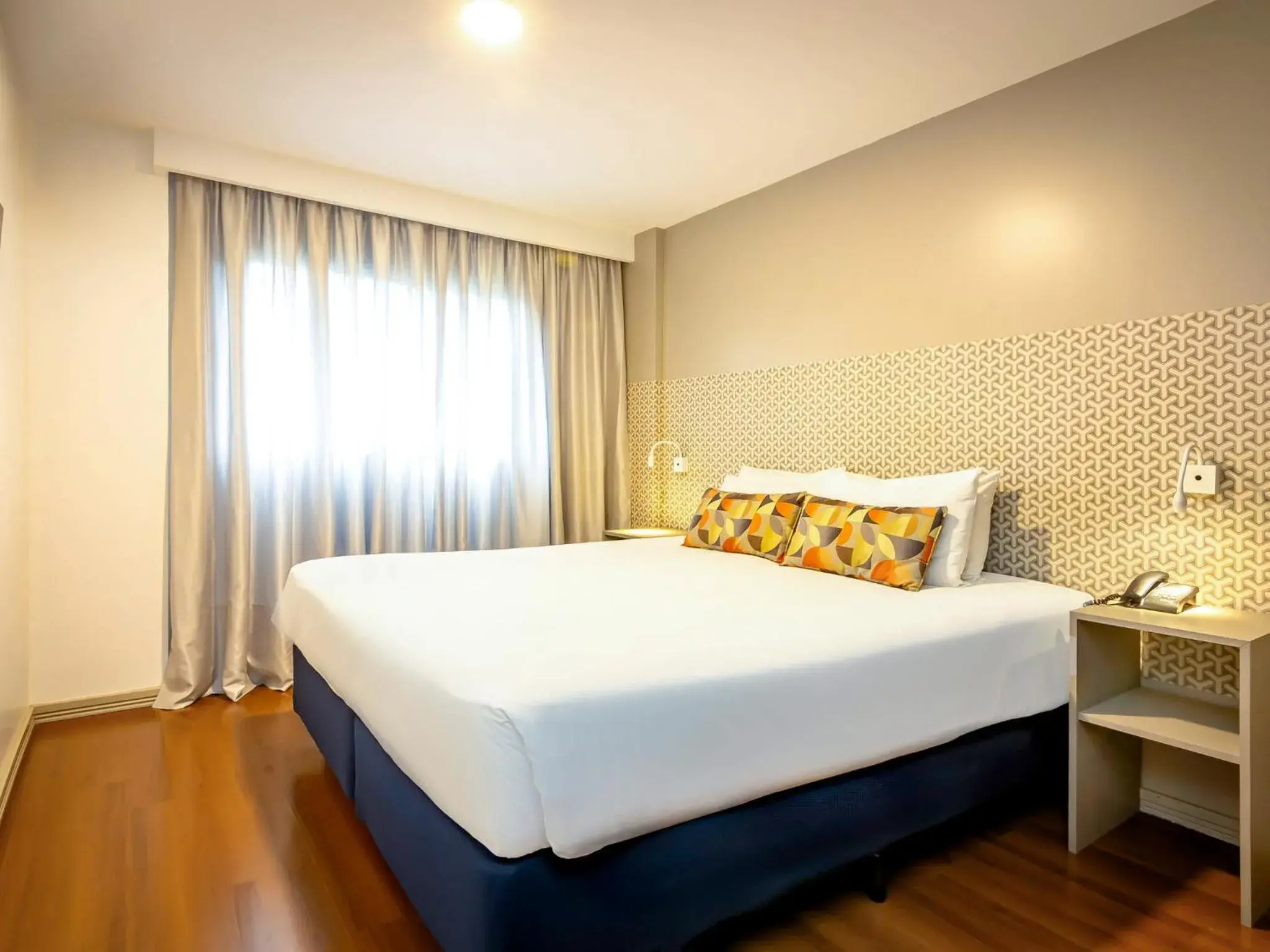 Standard Casal - single occupancy - 1 Cama Queen e 1 Sofá Cama, com sacada in Intercity Curitiba 7 de Setembro Standard Casal - single occupancy - 1 Cama Queen e 1 Sofá Cama, com sacada in Intercity Curitiba 7 de Setembro