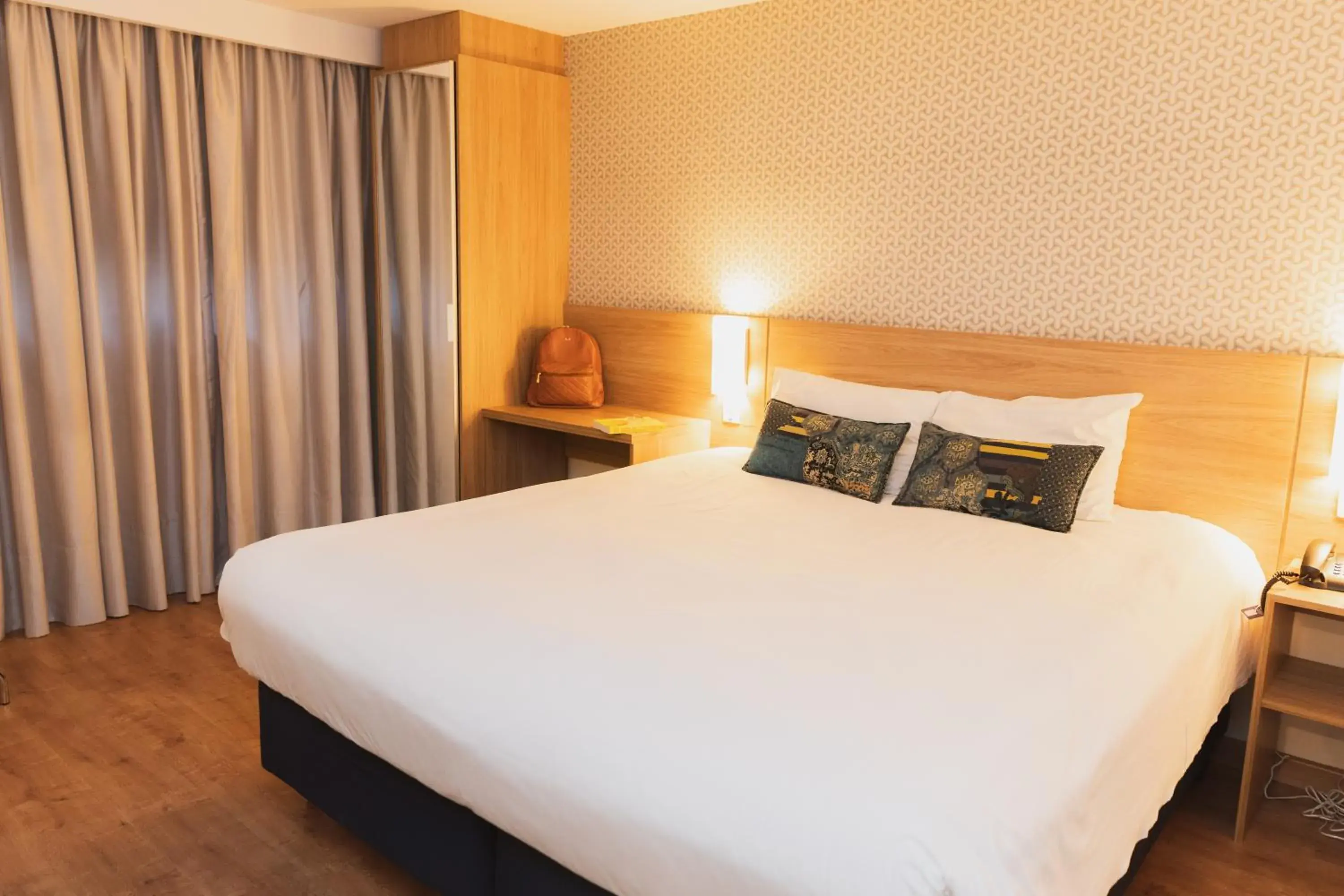 Luxo Casal PcD – 1 Cama Queen e 1 Sofá-Cama, com sacada - single occupancy in Intercity Curitiba 7 de Setembro Luxo Casal PcD – 1 Cama Queen e 1 Sofá-Cama, com sacada - single occupancy in Intercity Curitiba 7 de Setembro