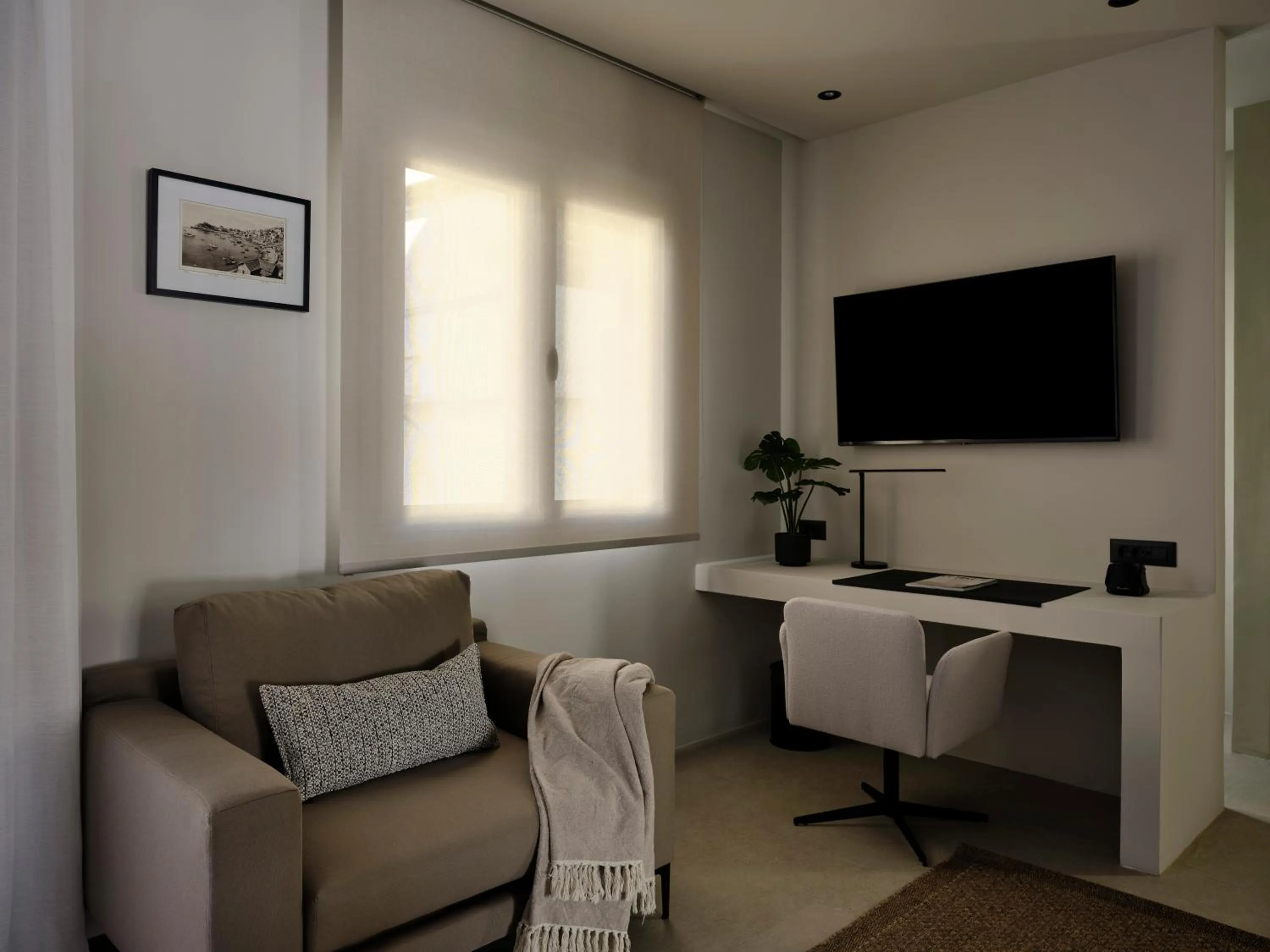 TV and multimedia in Bond Smart Living Suites