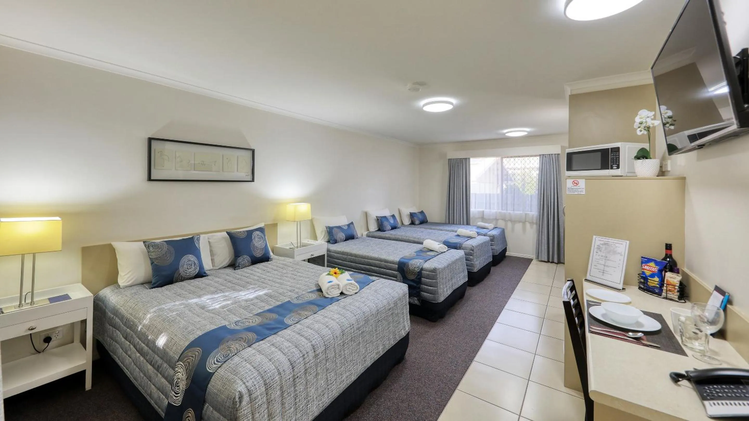 TV and multimedia, Bed in Chinchilla White Gums Motor Inn