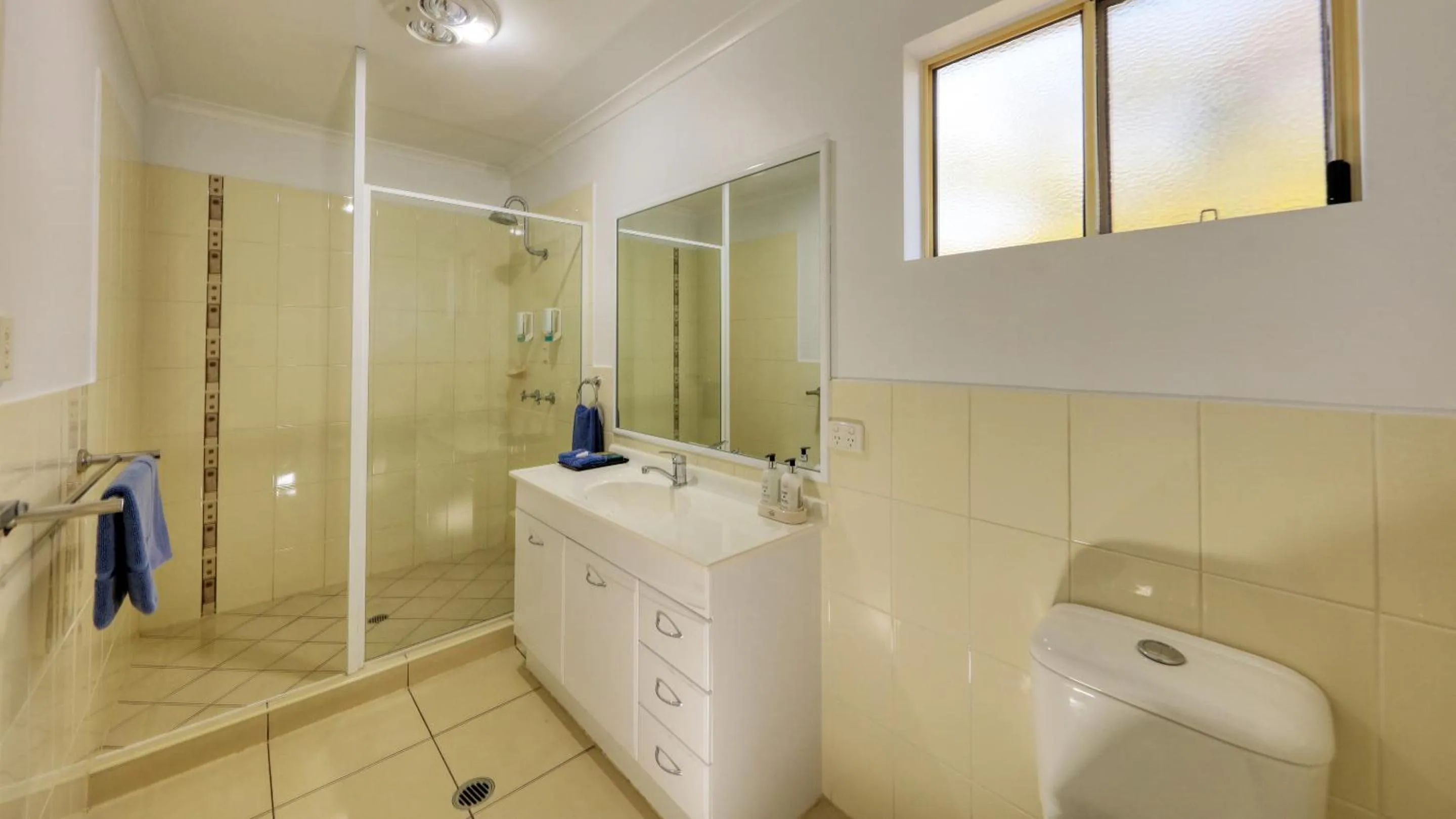 Shower in Chinchilla White Gums Motor Inn