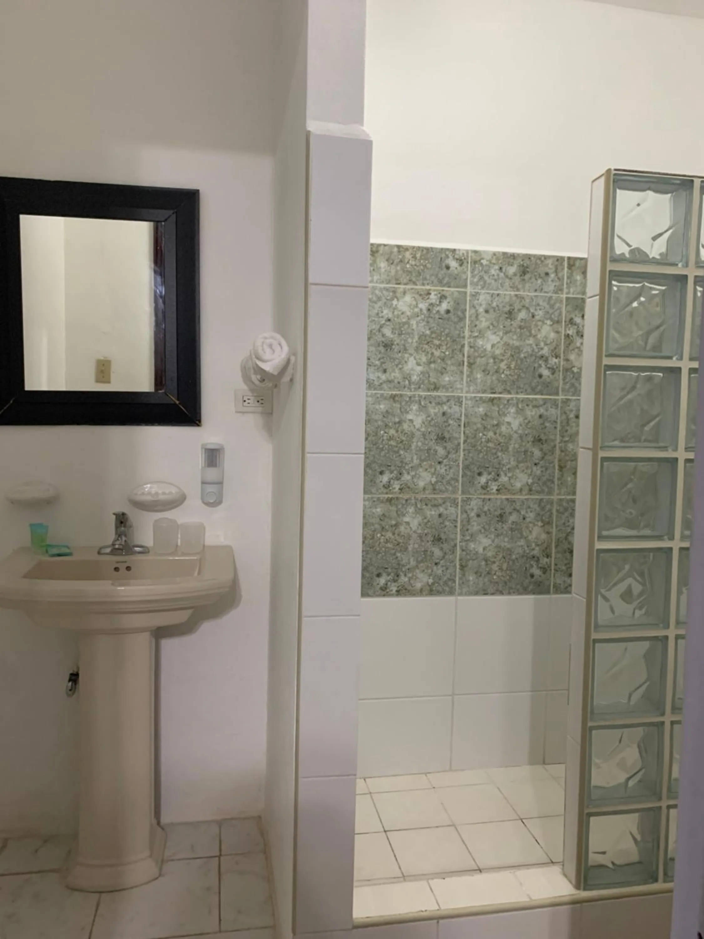 Shower in Bonefish Hotel