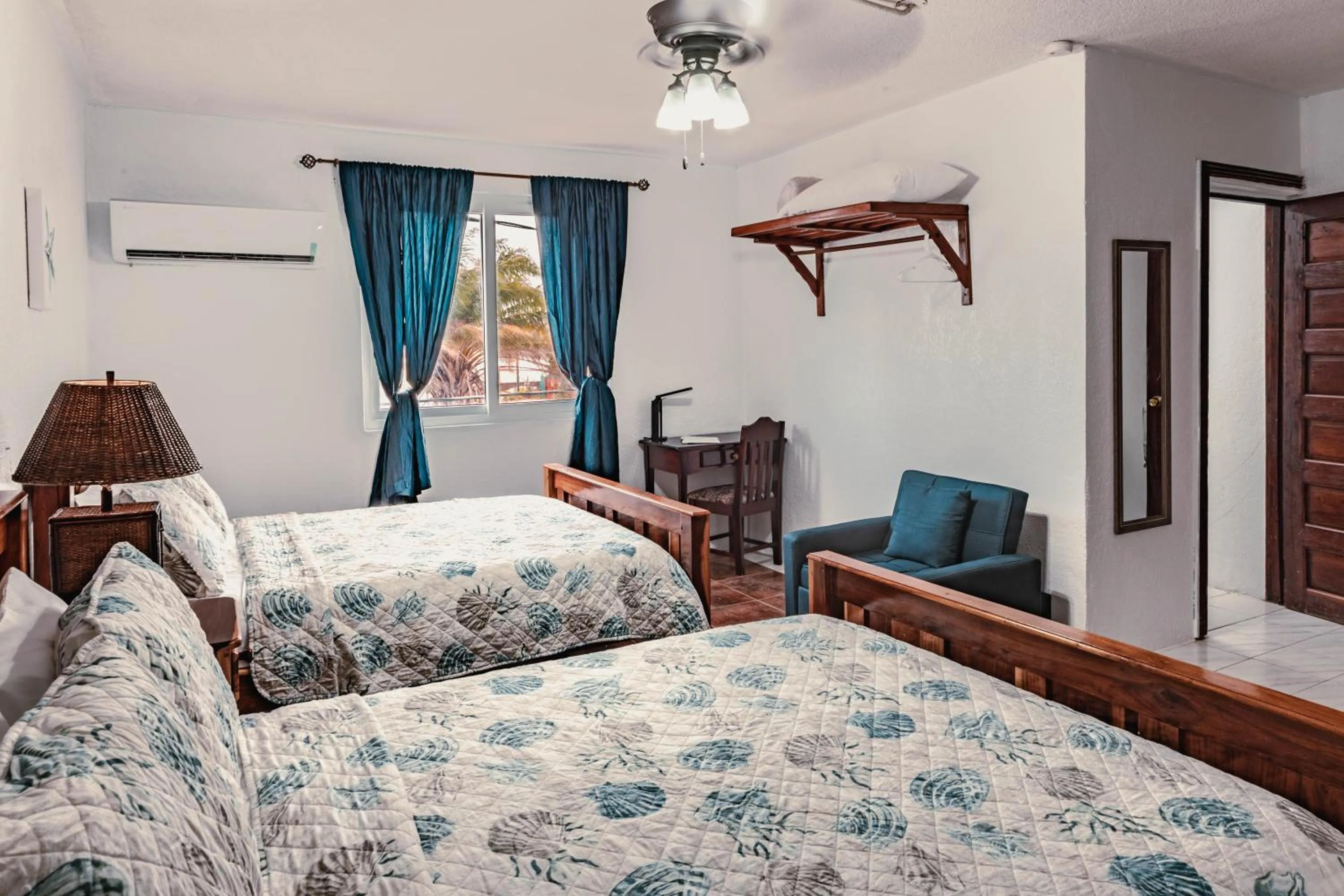 Bed in Bonefish Hotel