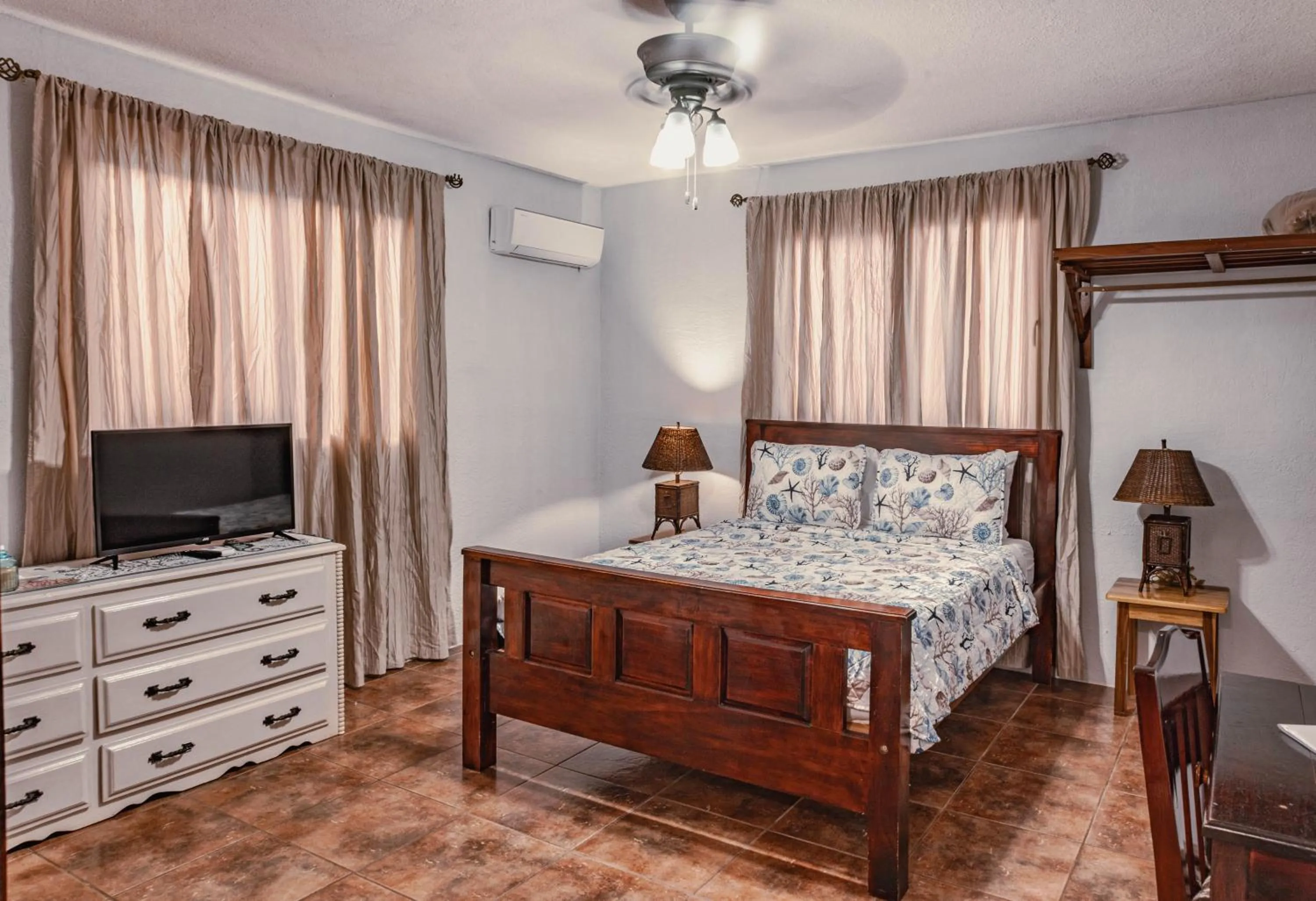 Bed in Bonefish Hotel