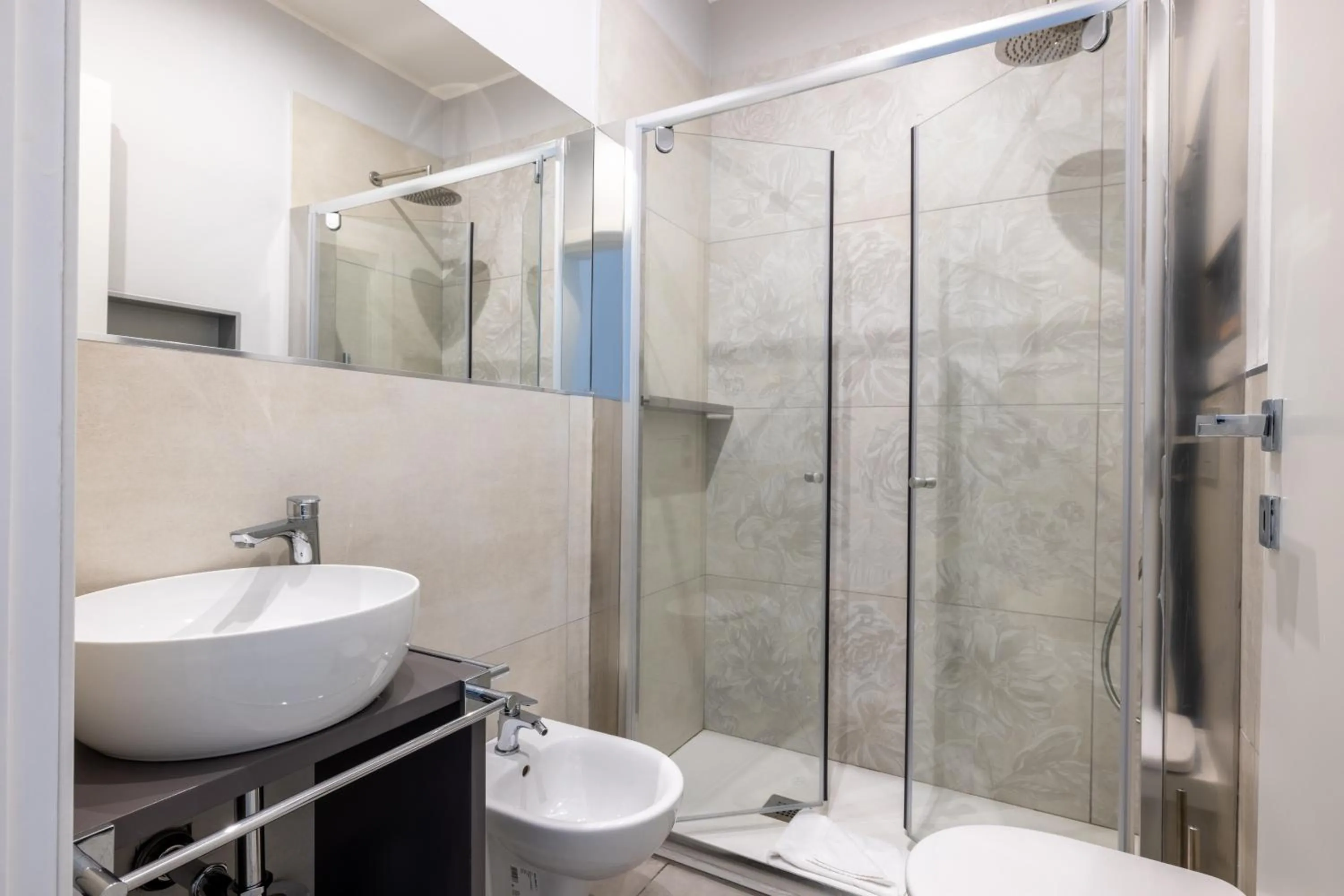 Shower in Belli Suites Vatican Rome Guest House