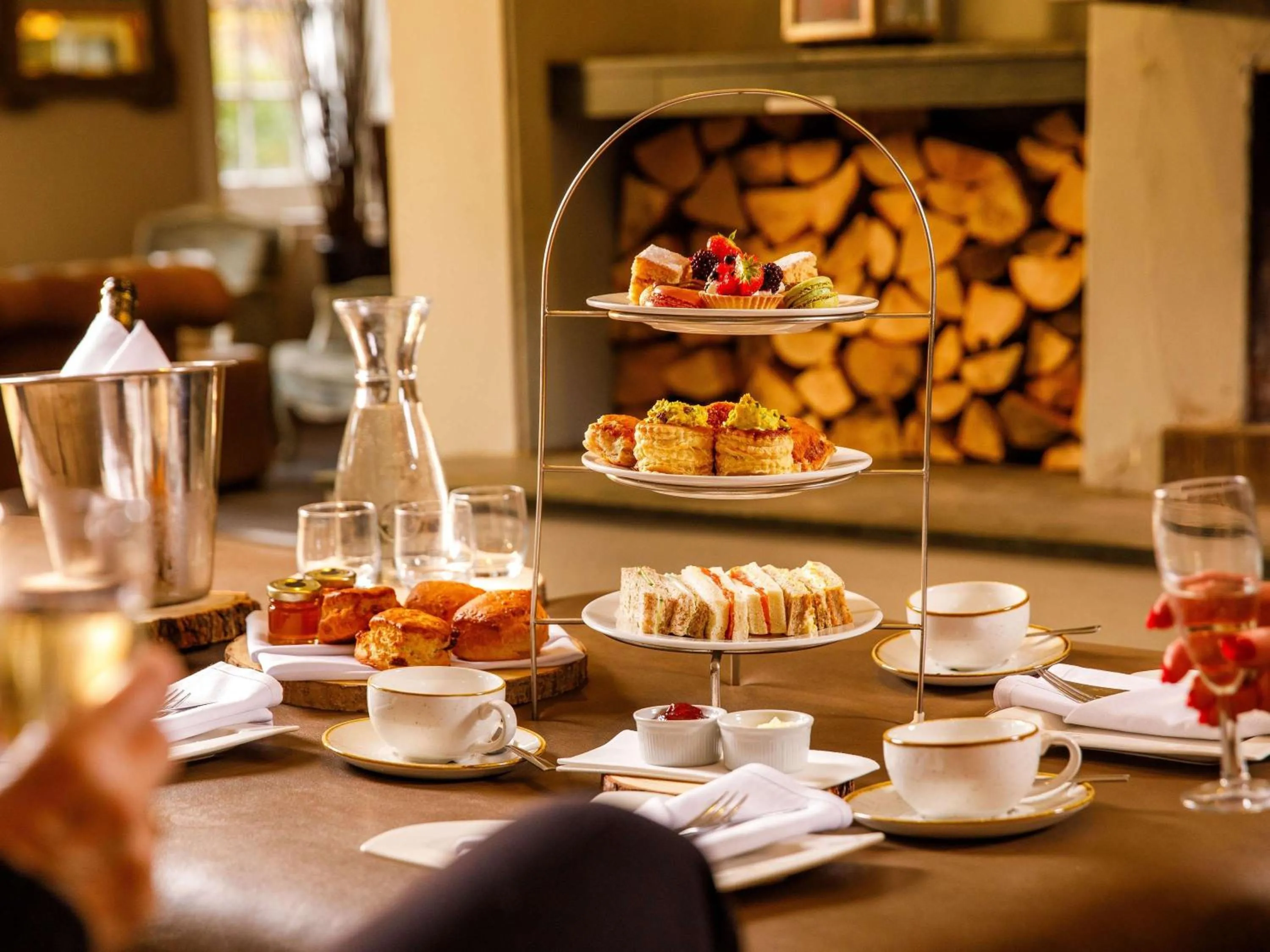 Lounge or bar in Sunday Box Hill Burford Bridge Hotel