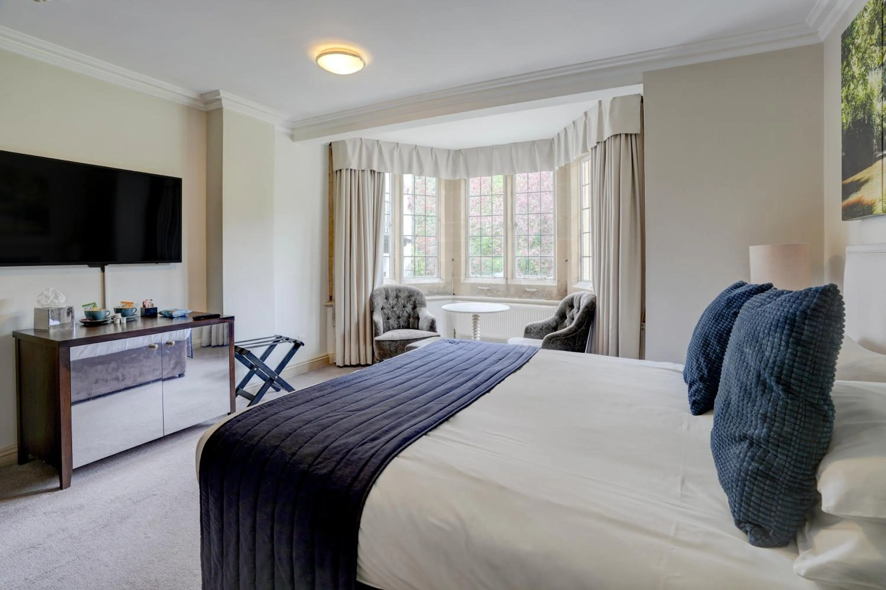 TV and multimedia, Bed in Sunday Box Hill Burford Bridge Hotel