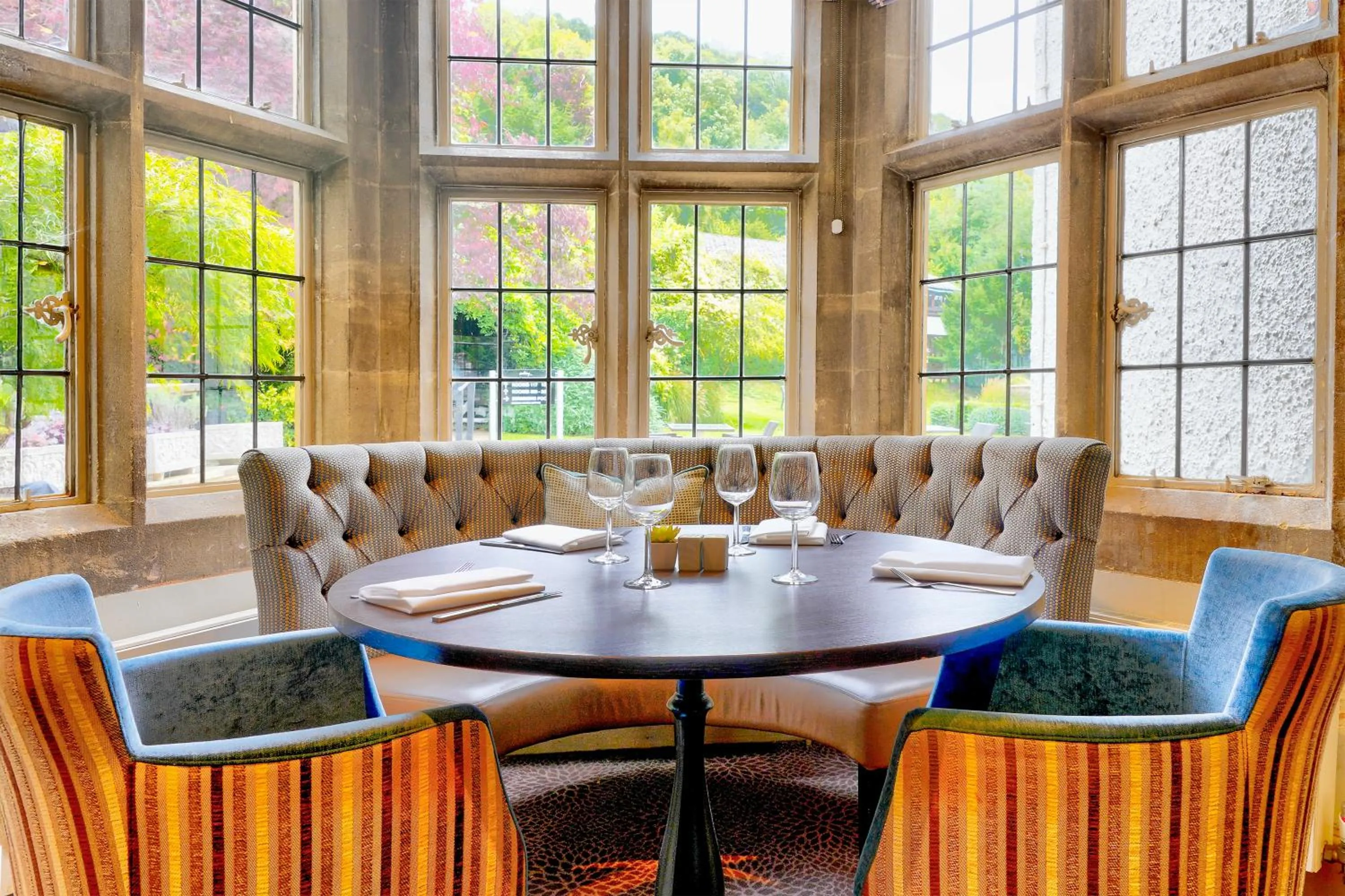 Lounge or bar in Sunday Box Hill Burford Bridge Hotel