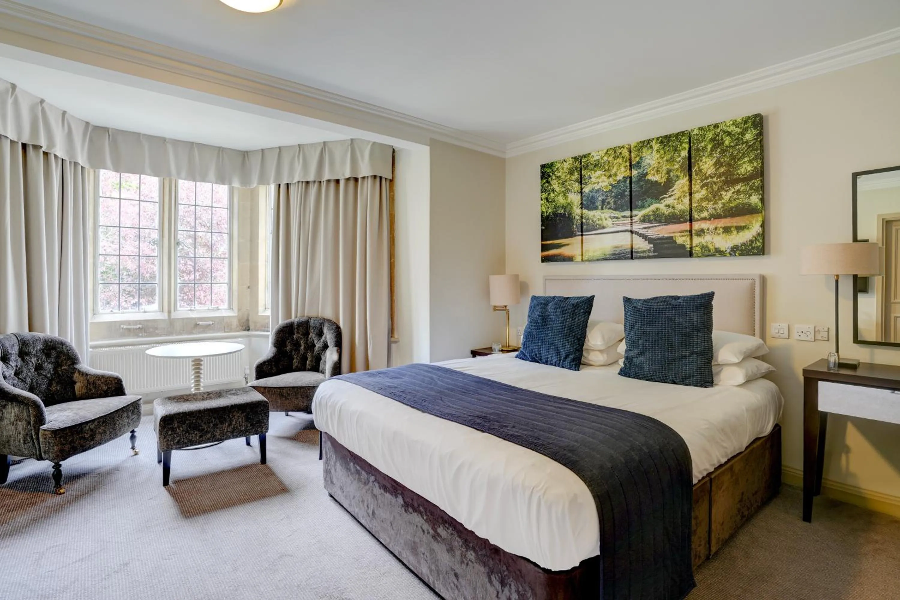 Bedroom, Bed in Sunday Box Hill Burford Bridge Hotel